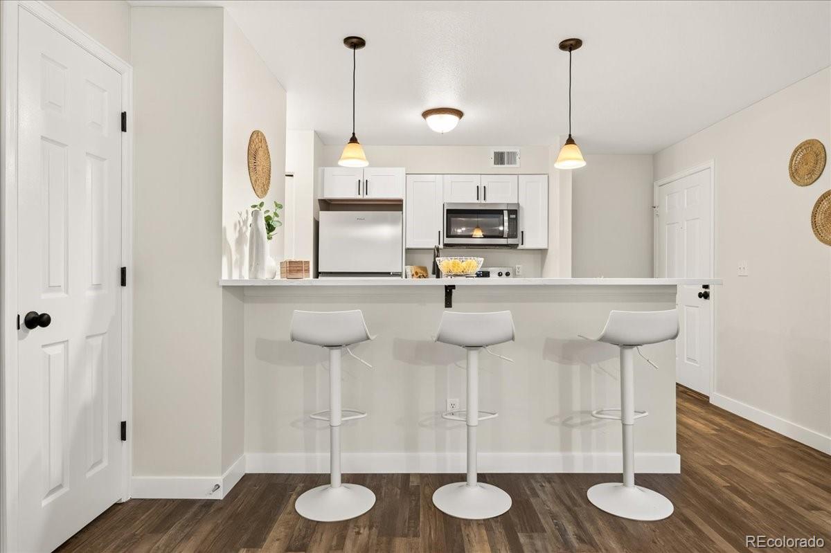 MLS Image #3 for 2575 s syracuse way i06,denver, Colorado