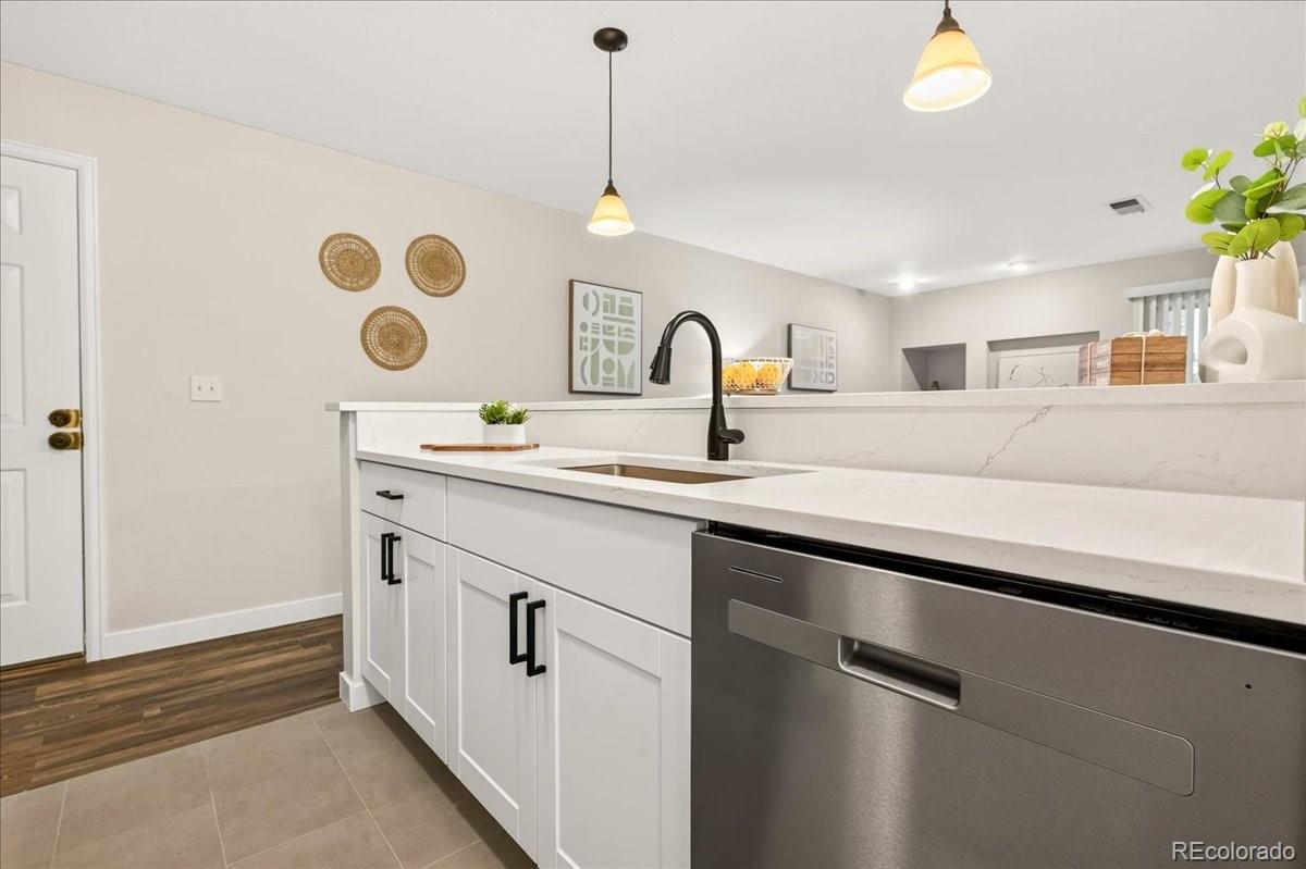 MLS Image #5 for 2575 s syracuse way i06,denver, Colorado