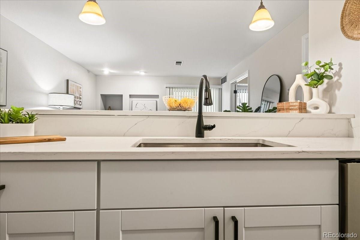 MLS Image #6 for 2575 s syracuse way i06,denver, Colorado