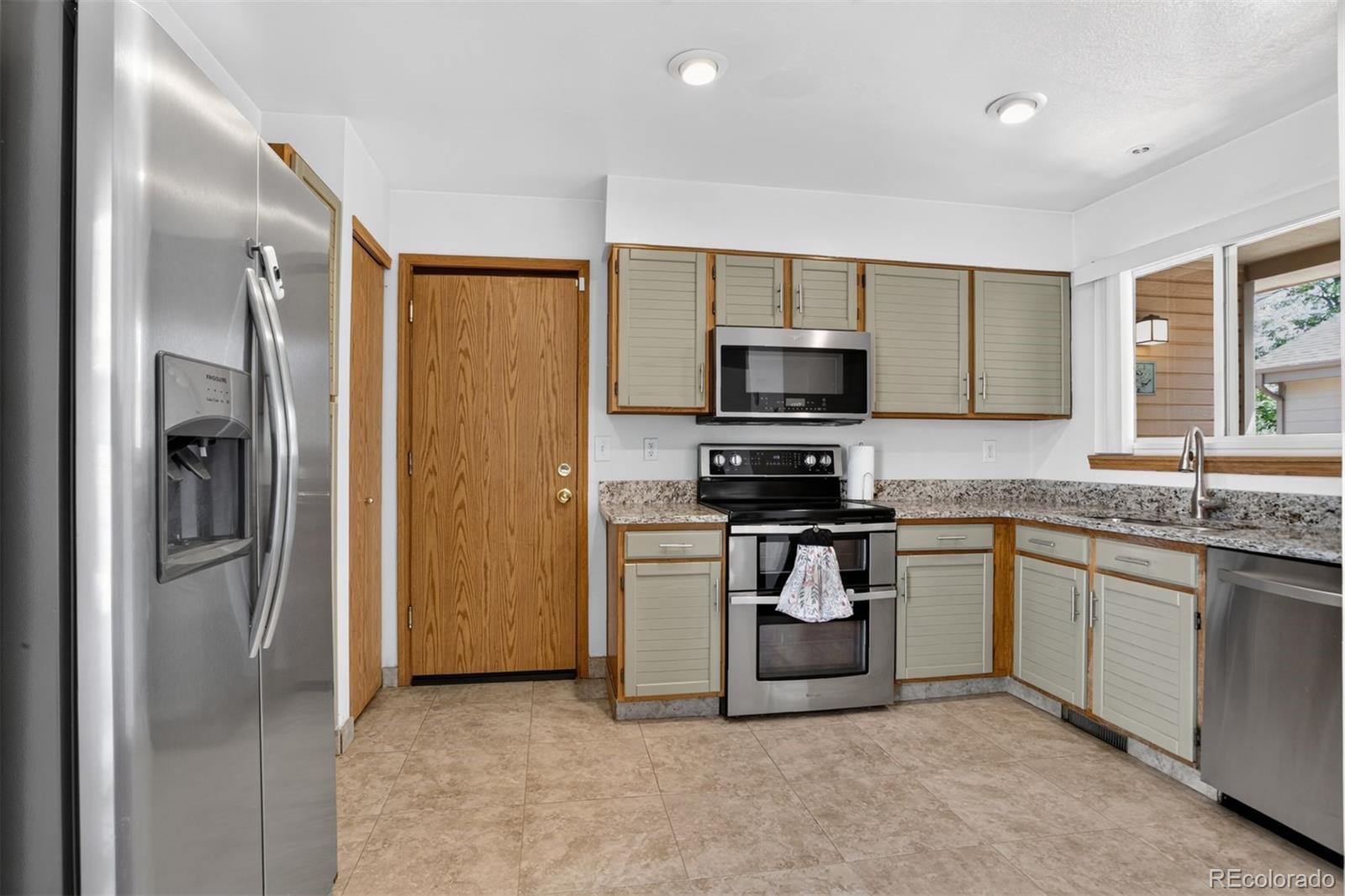 MLS Image #10 for 12816 e wyoming circle,aurora, Colorado