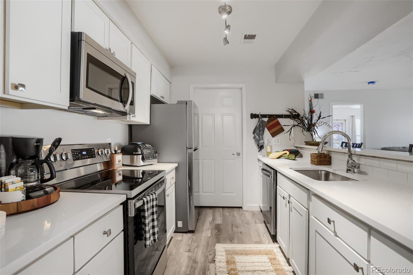 MLS Image #10 for 12093 w cross drive,littleton, Colorado