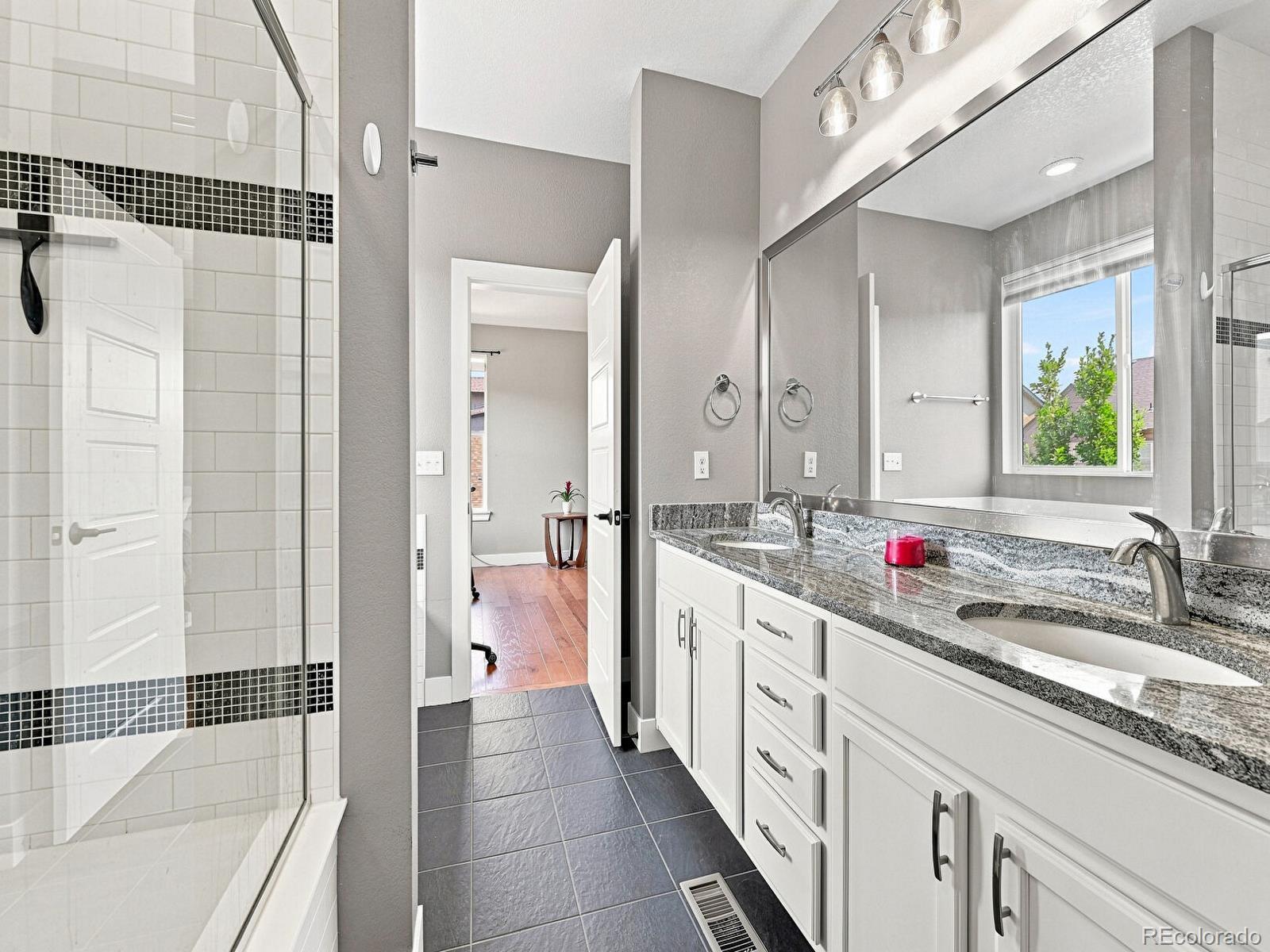 MLS Image #14 for 10730 e 26th avenue,aurora, Colorado