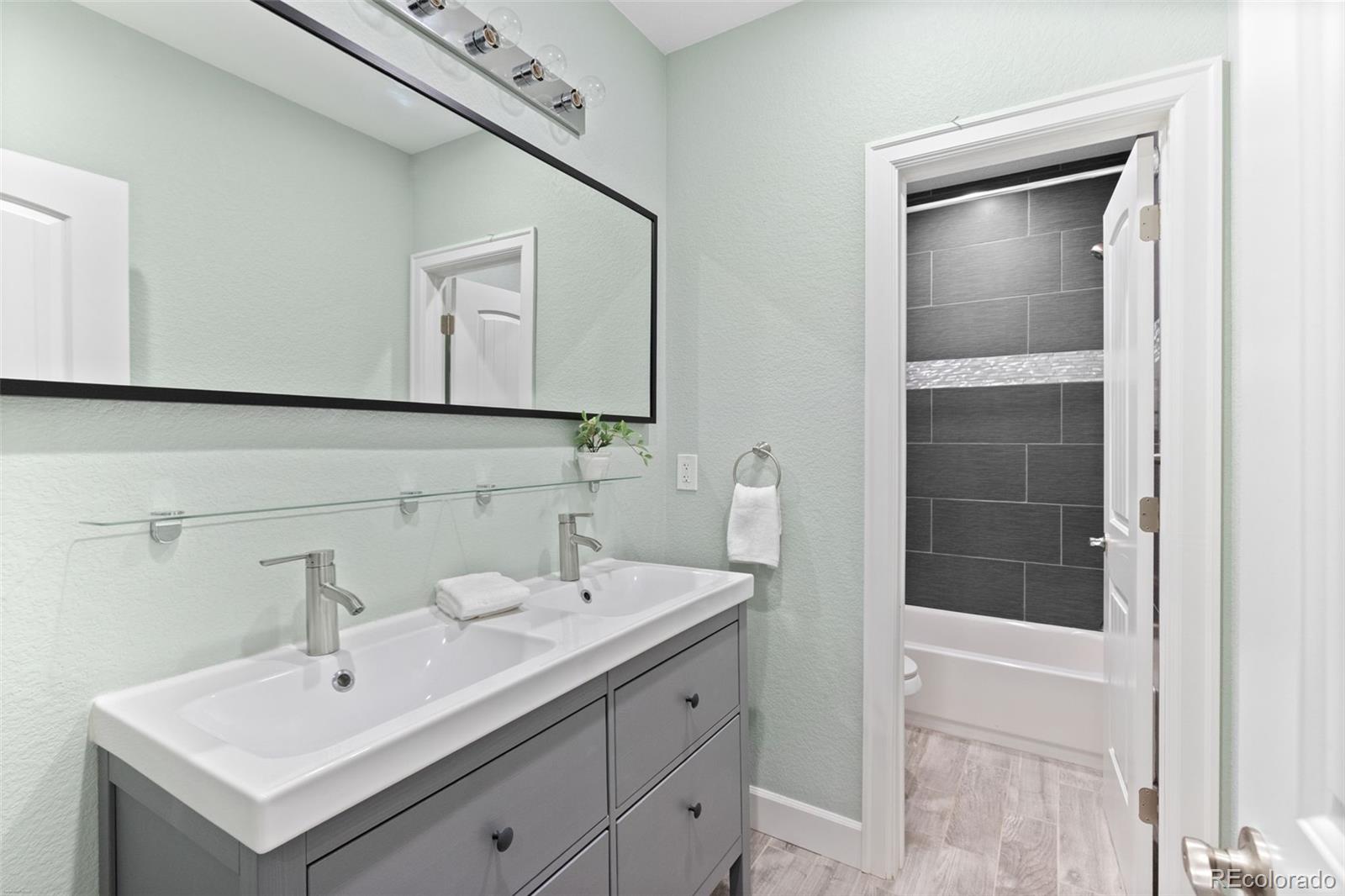 MLS Image #9 for 9442 e 53rd avenue,denver, Colorado