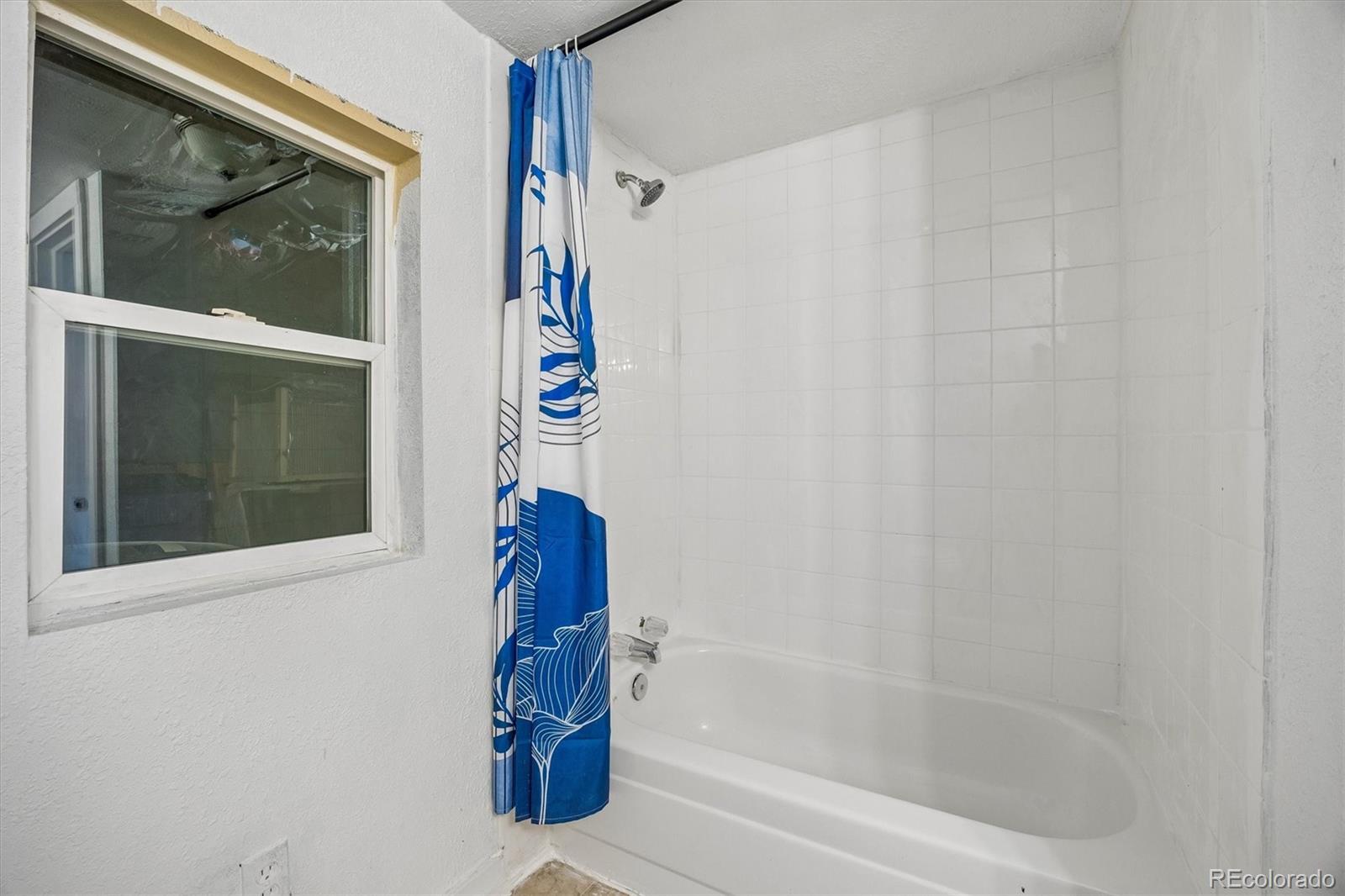 MLS Image #10 for 937 s vrain street,denver, Colorado