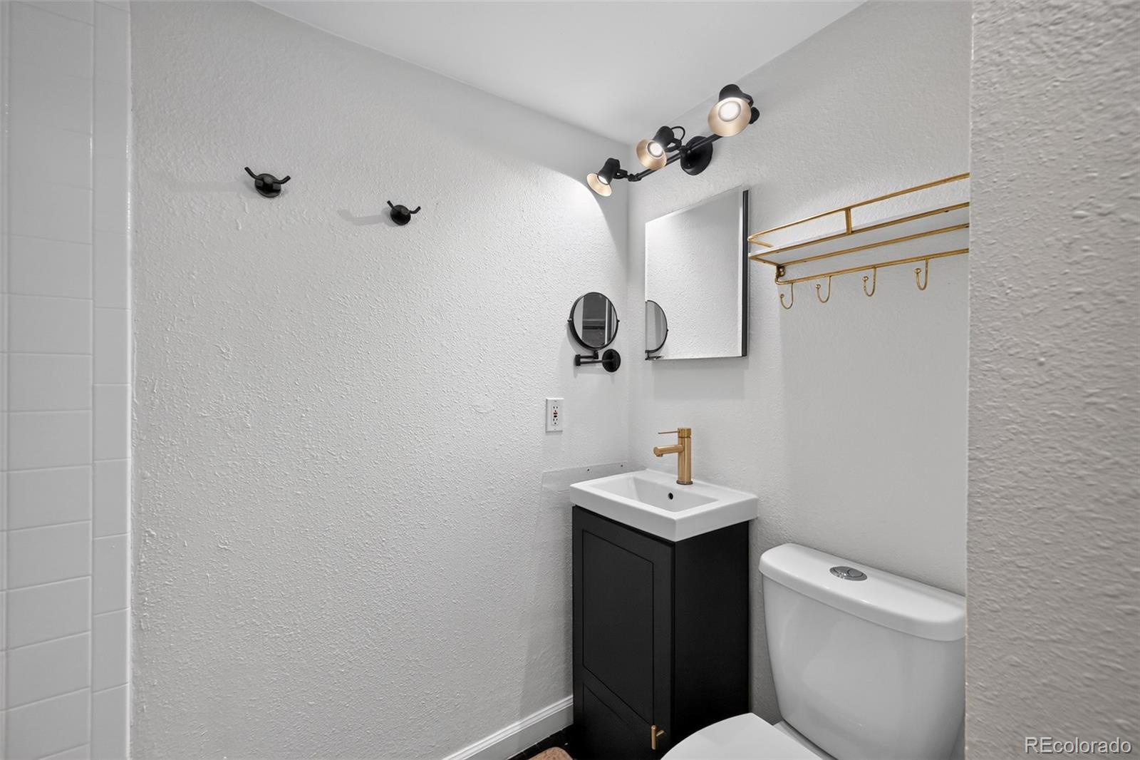 MLS Image #13 for 2480 w caithness place,denver, Colorado