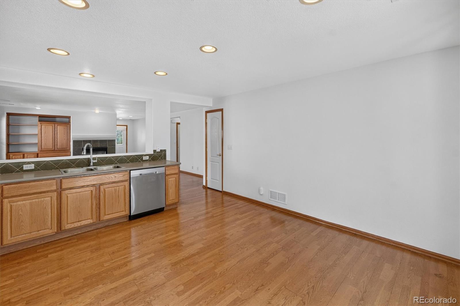 MLS Image #14 for 5531  lewiston court,denver, Colorado