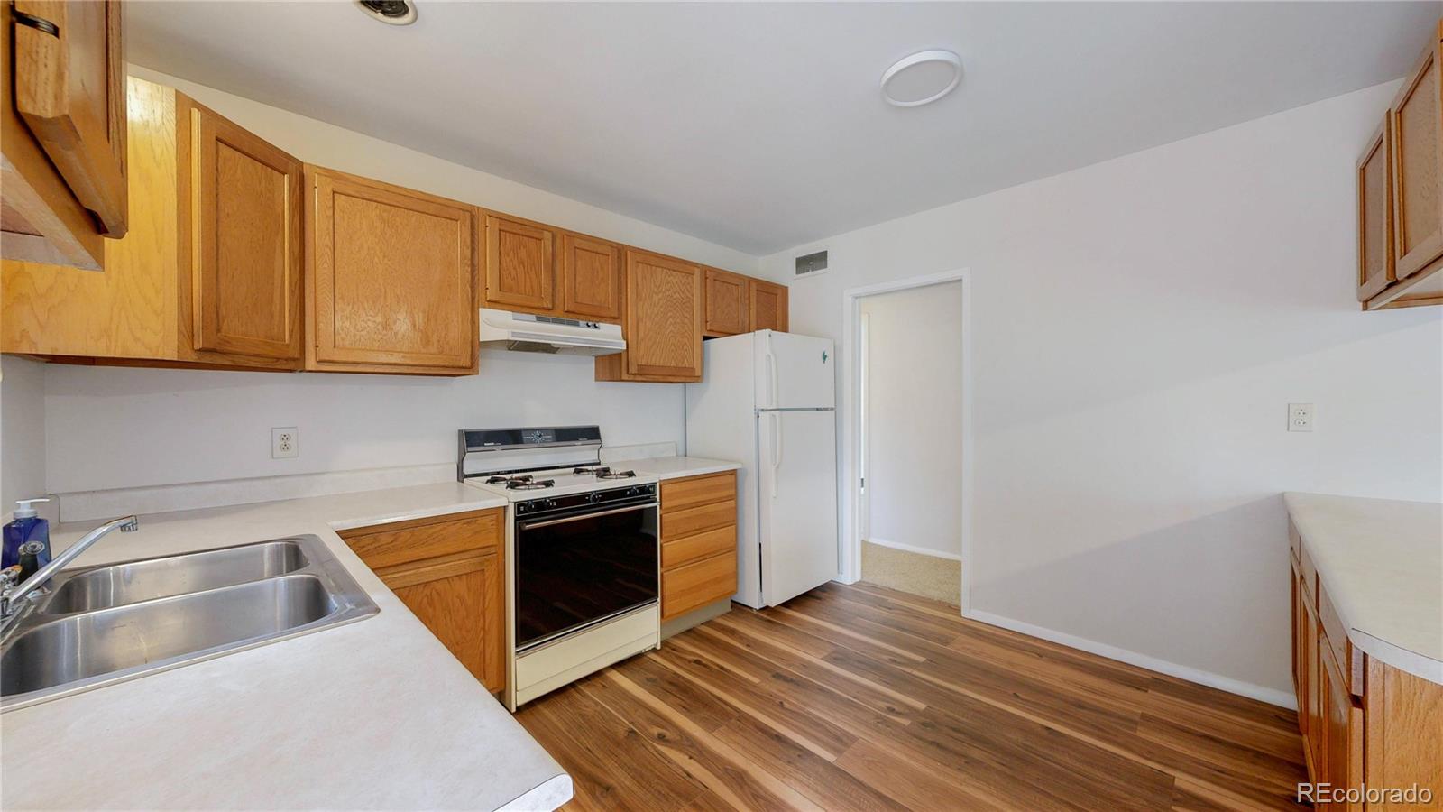 MLS Image #12 for 820  tucson street,aurora, Colorado