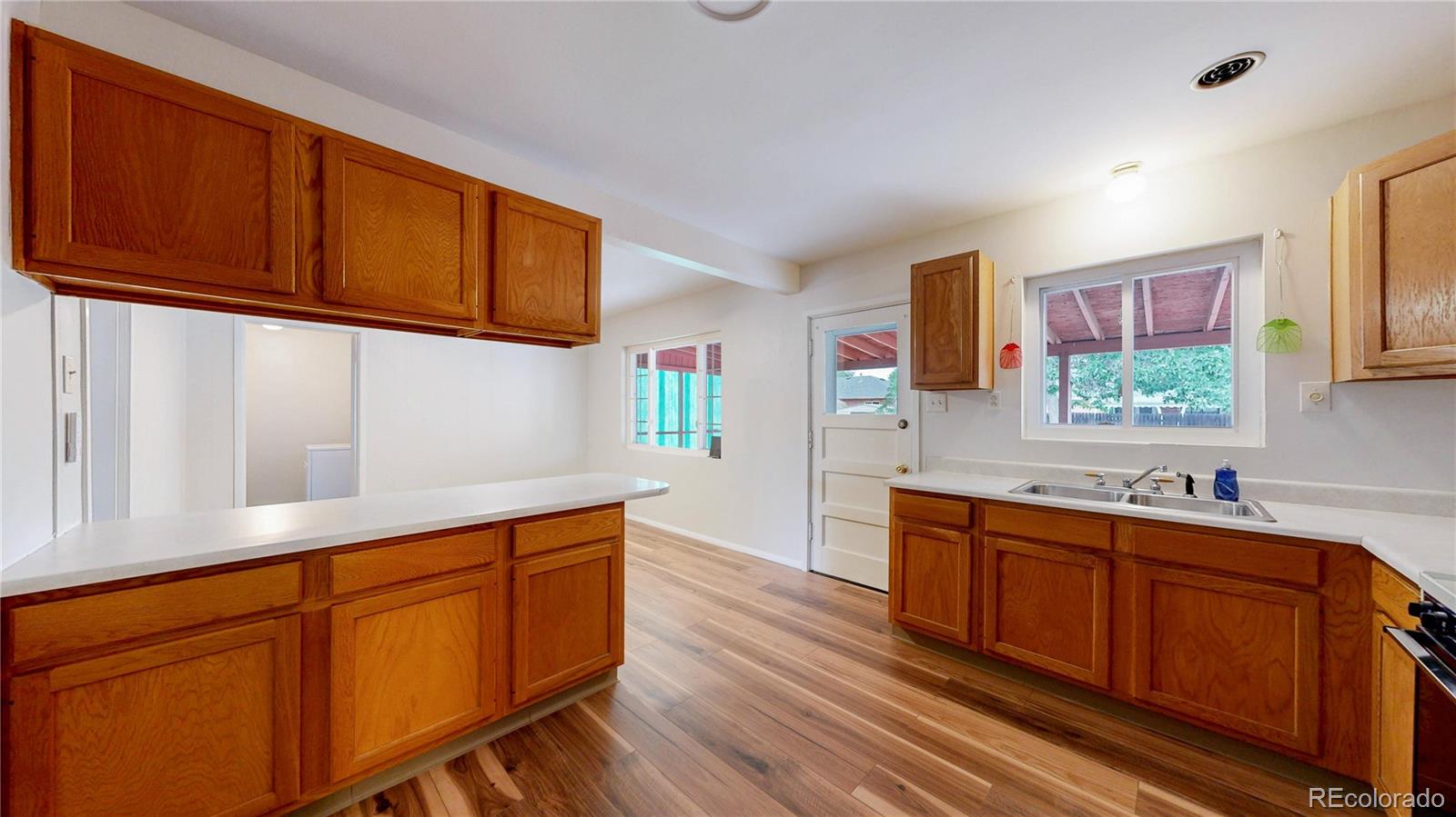 MLS Image #14 for 820  tucson street,aurora, Colorado