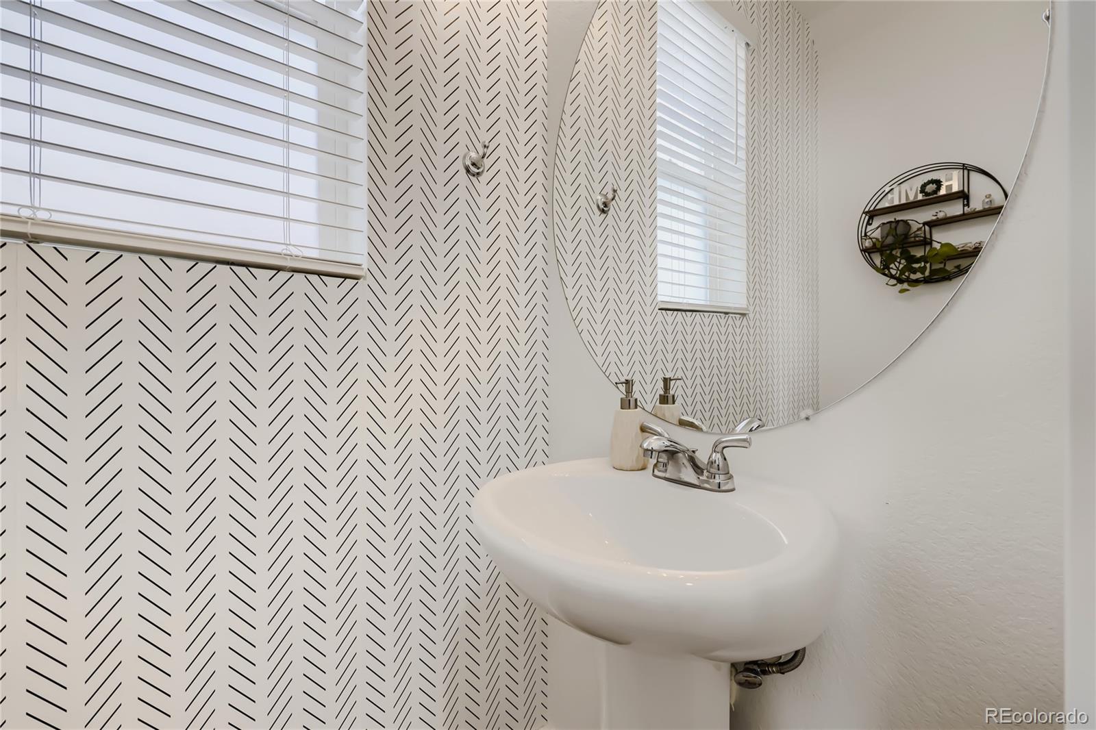 MLS Image #11 for 18288 e 49th place,denver, Colorado