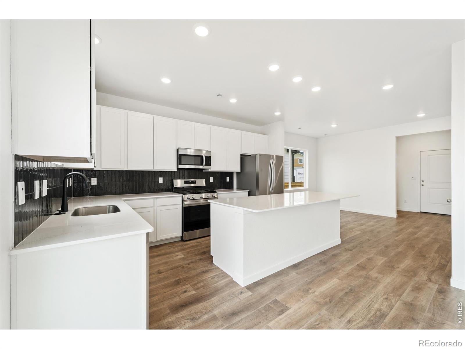 MLS Image #3 for 1944  sorghum way,johnstown, Colorado