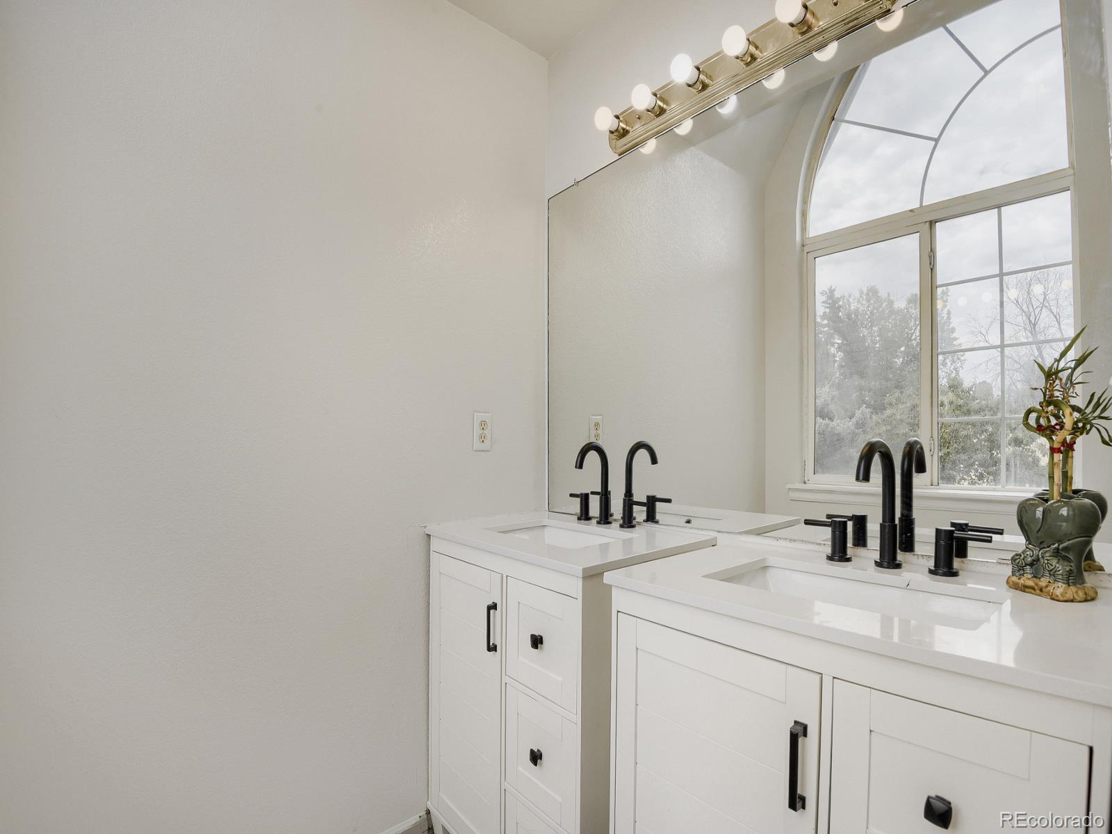 MLS Image #11 for 10805 e jewell avenue,aurora, Colorado