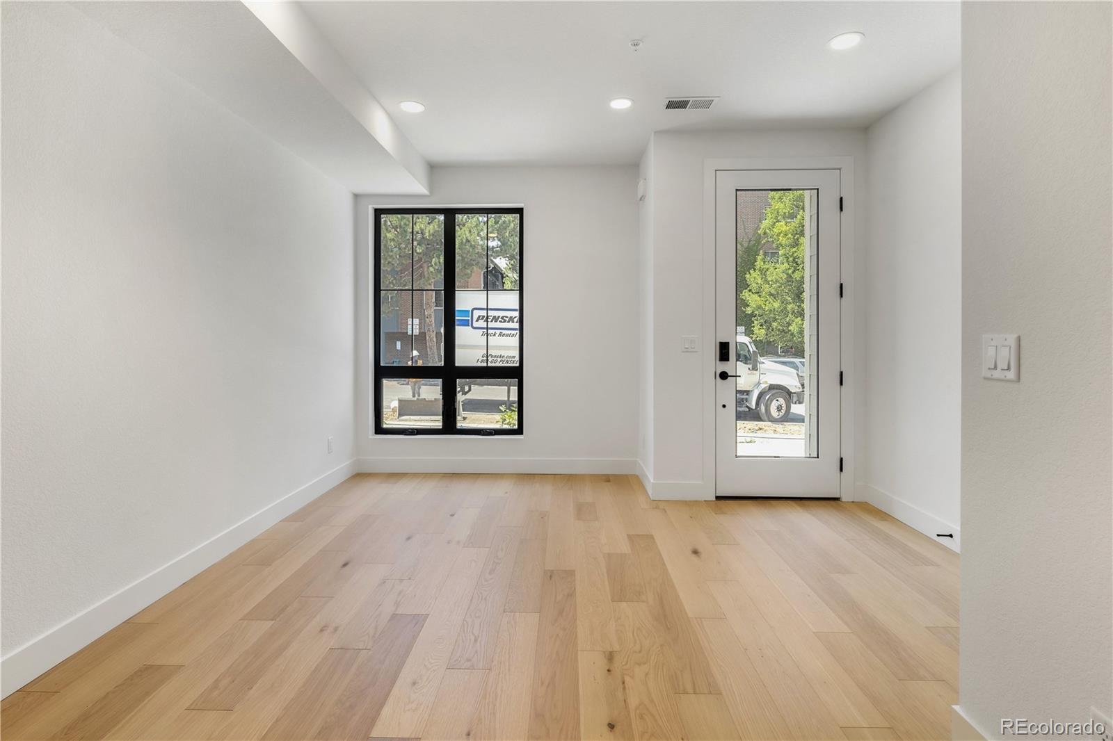 MLS Image #10 for 812  dahlia street,denver, Colorado