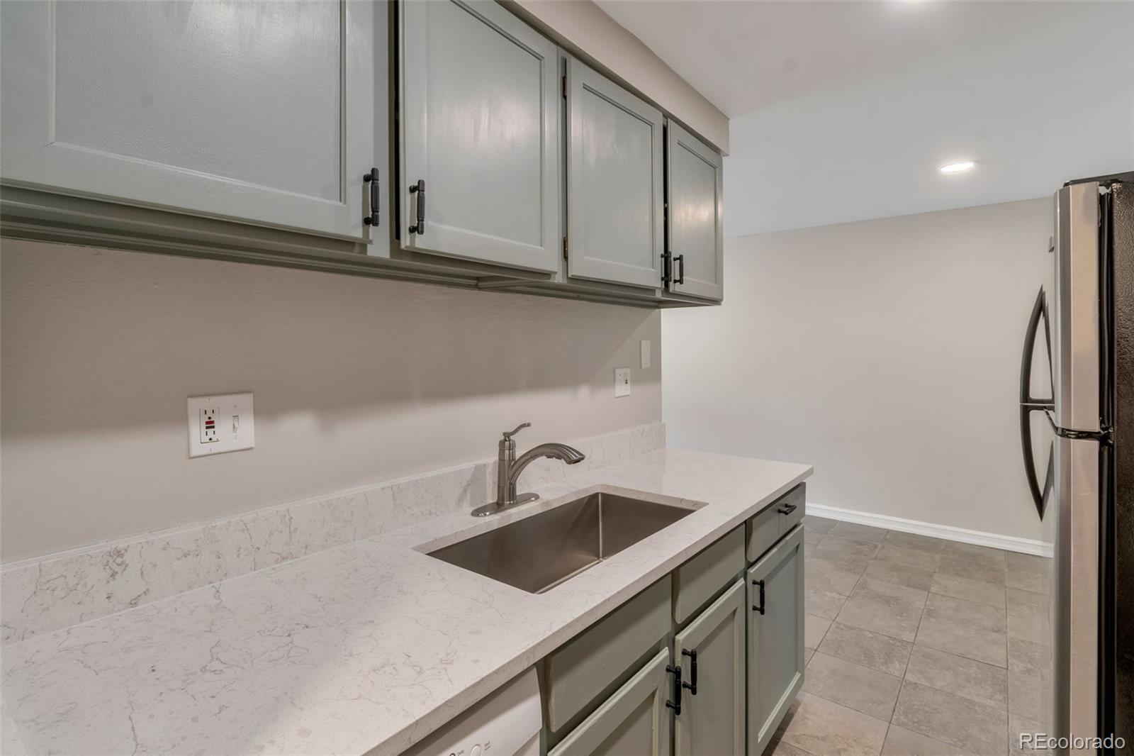 MLS Image #3 for 130 e highline circle 103,centennial, Colorado