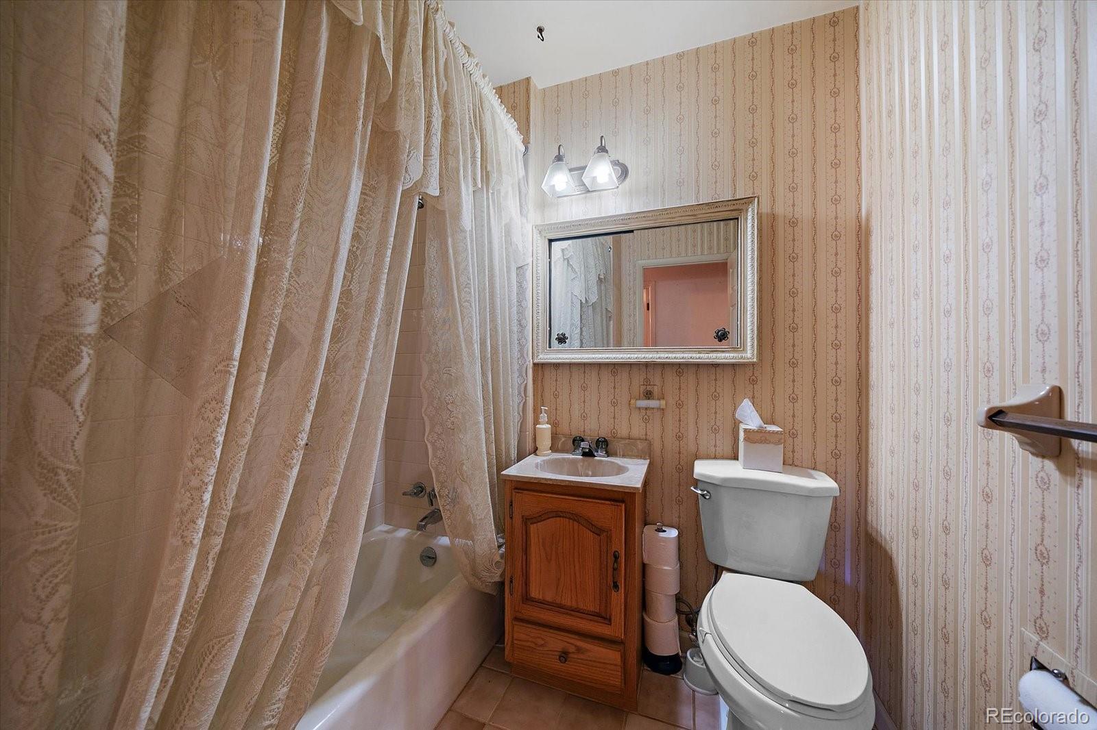 MLS Image #10 for 3180 s utica street,denver, Colorado