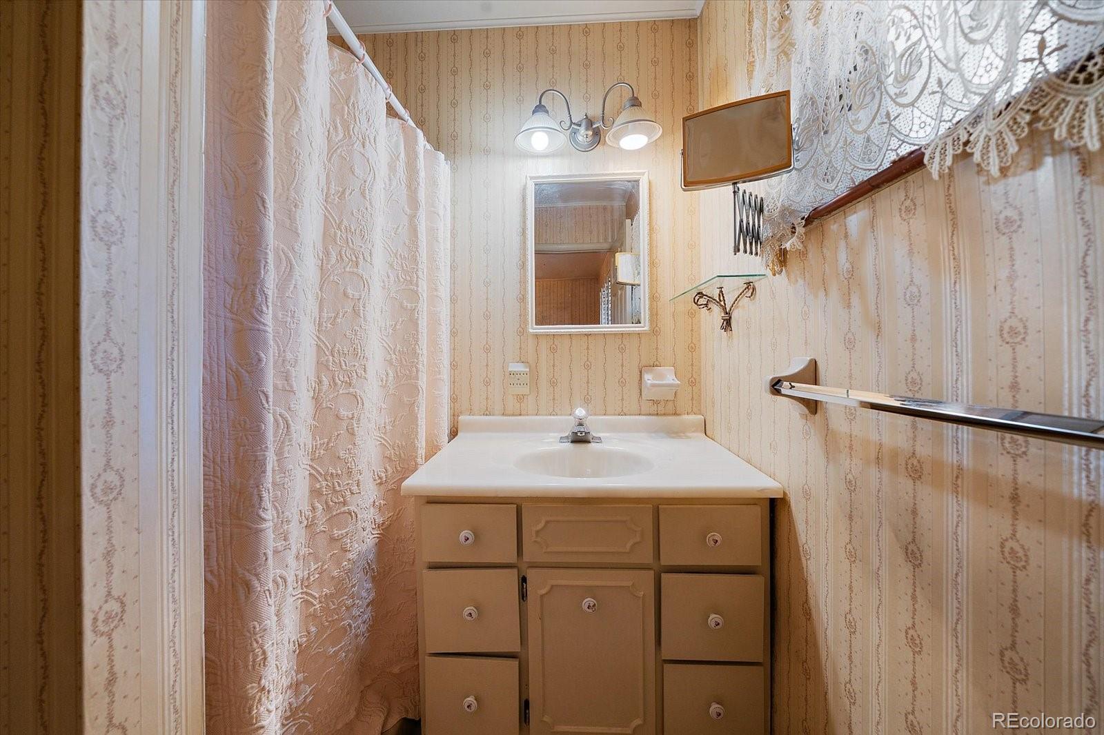 MLS Image #7 for 3180 s utica street,denver, Colorado