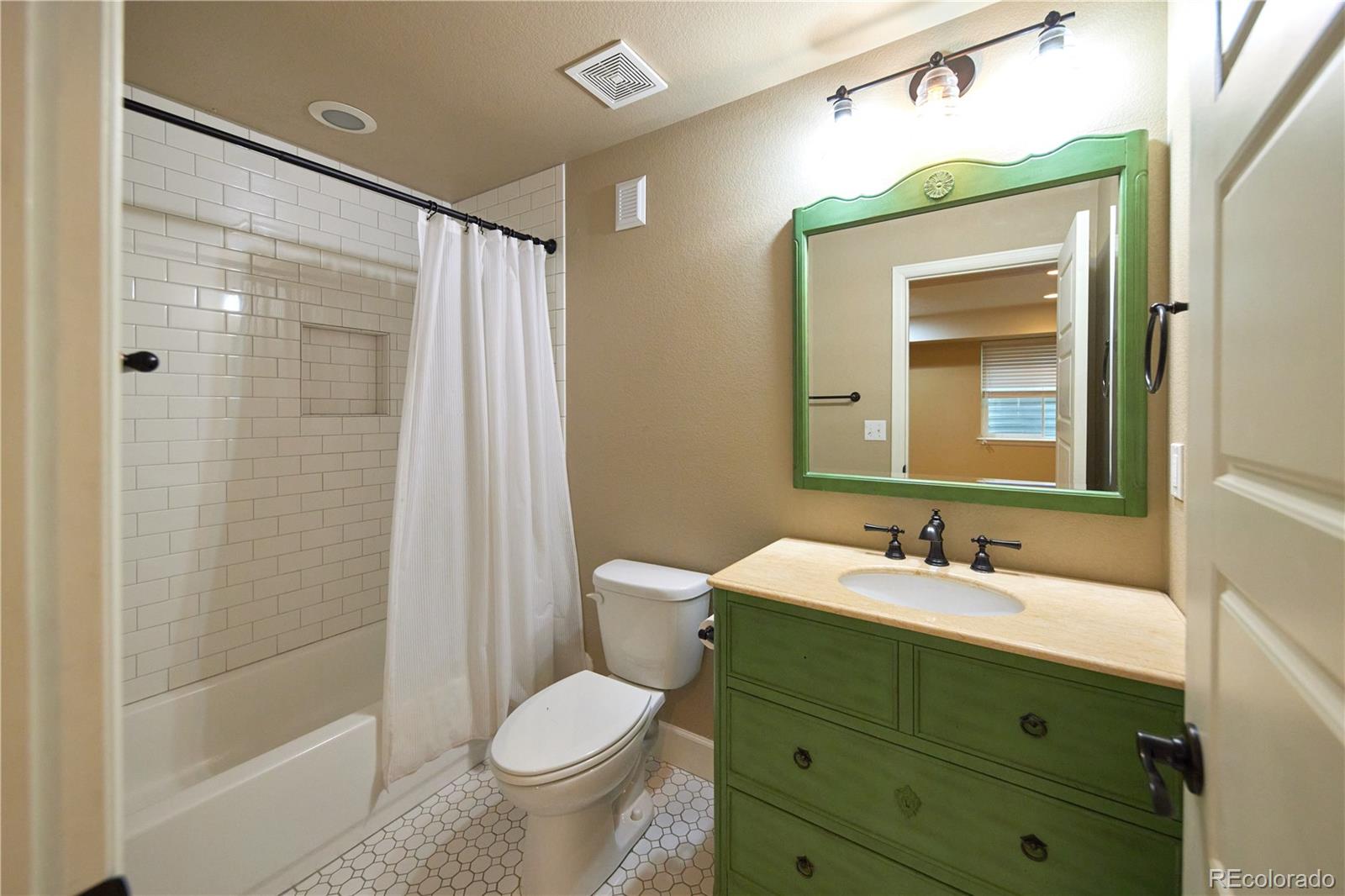 MLS Image #38 for 25462 e 2nd place,aurora, Colorado