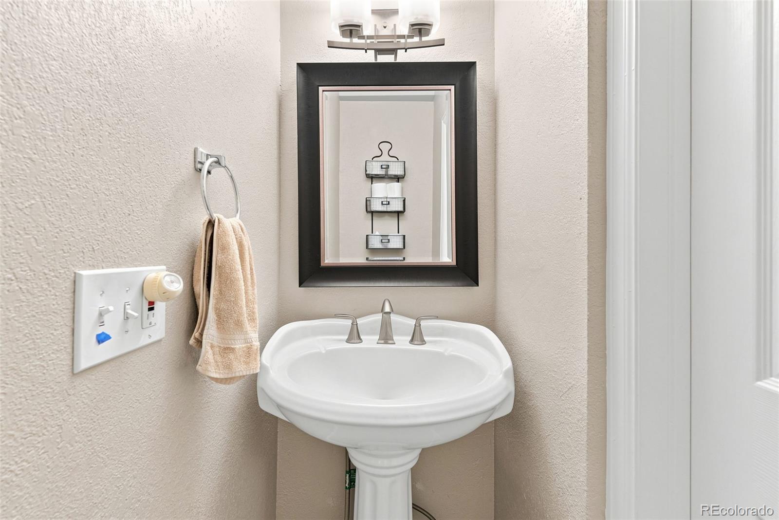 MLS Image #13 for 1935 s peoria street,aurora, Colorado