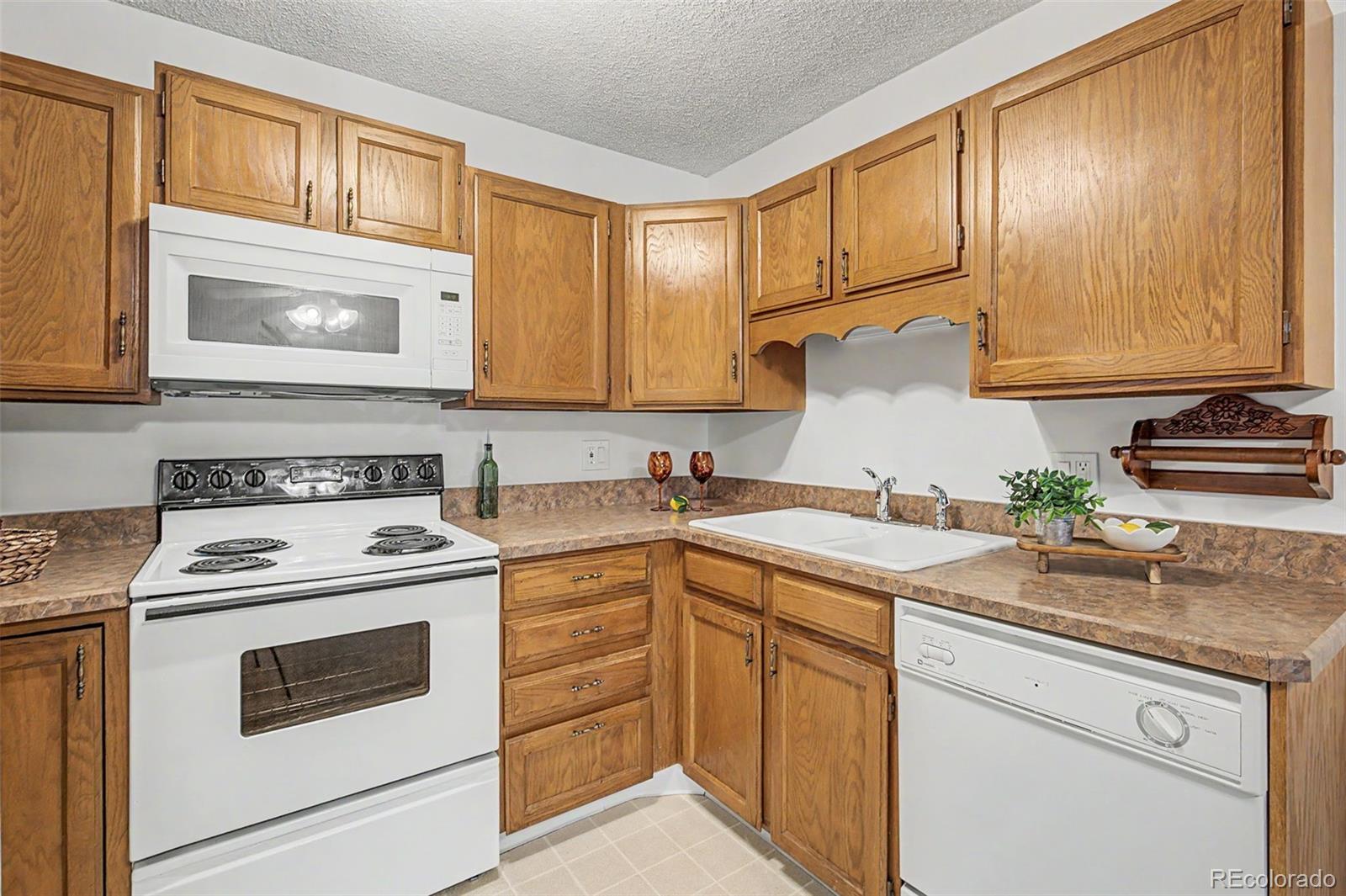 MLS Image #10 for 3184 s heather gardens way,aurora, Colorado