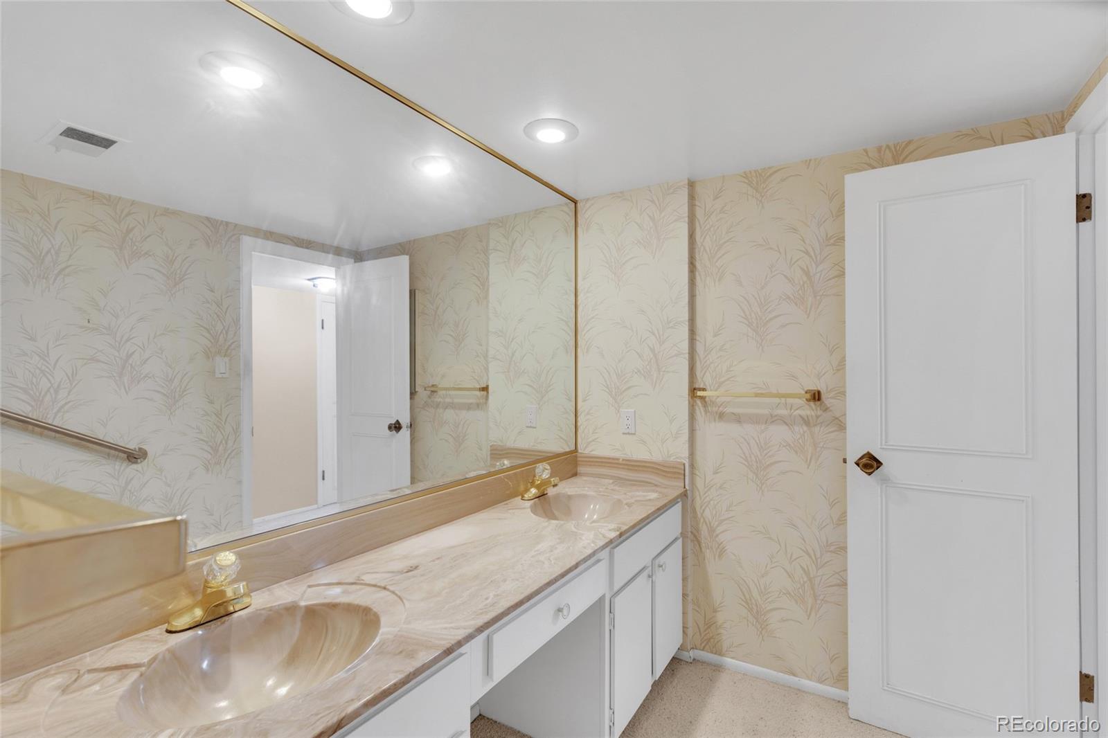 MLS Image #17 for 3511 s hillcrest drive,denver, Colorado