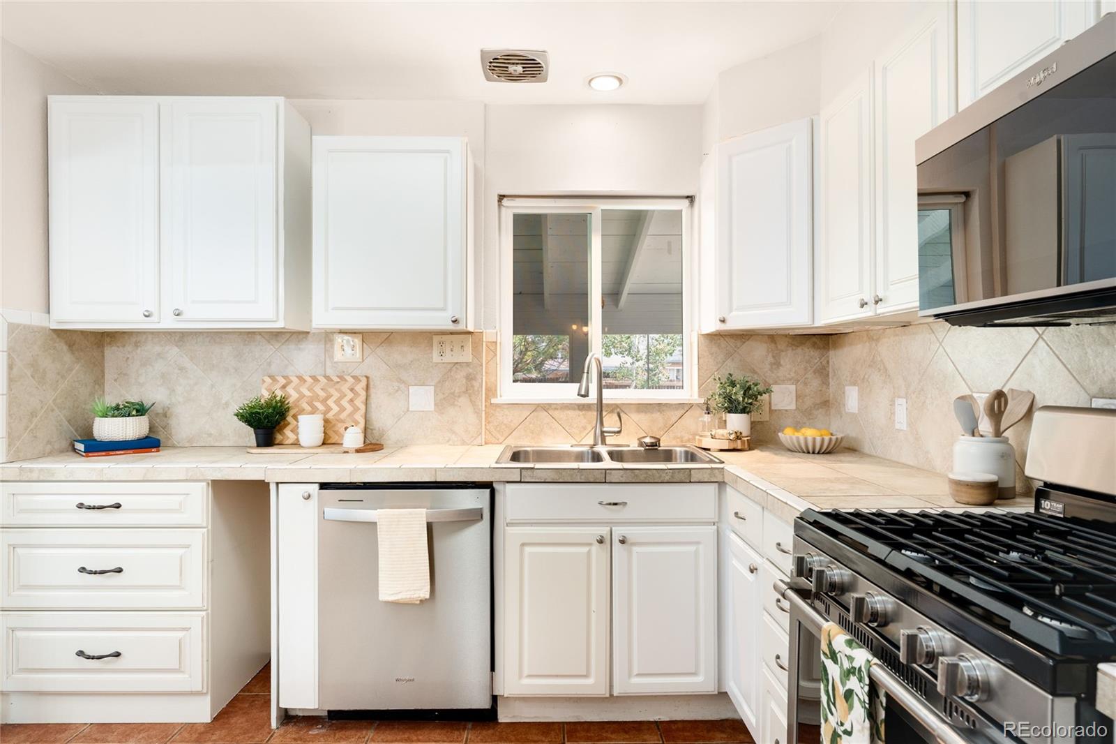 MLS Image #13 for 1176  tucson street,aurora, Colorado