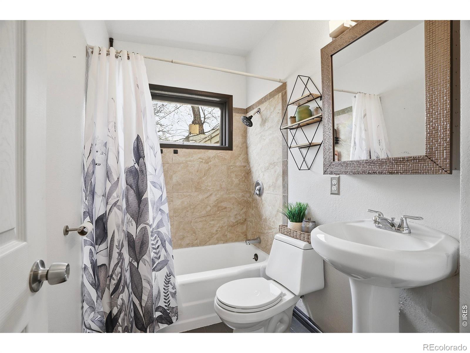 MLS Image #16 for 1654 s perry street,denver, Colorado