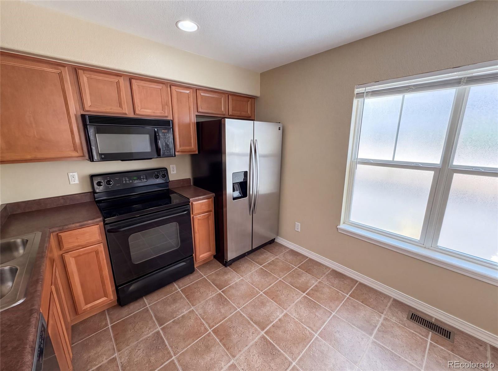 MLS Image #10 for 23560  alamo place b,aurora, Colorado