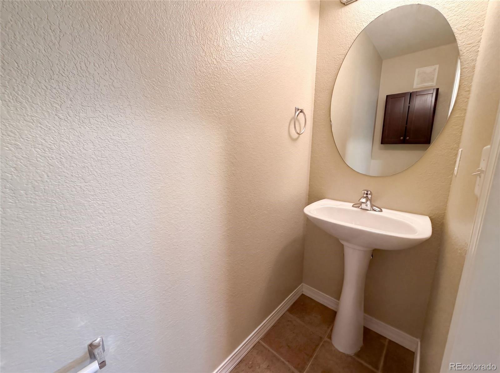 MLS Image #13 for 23560  alamo place b,aurora, Colorado