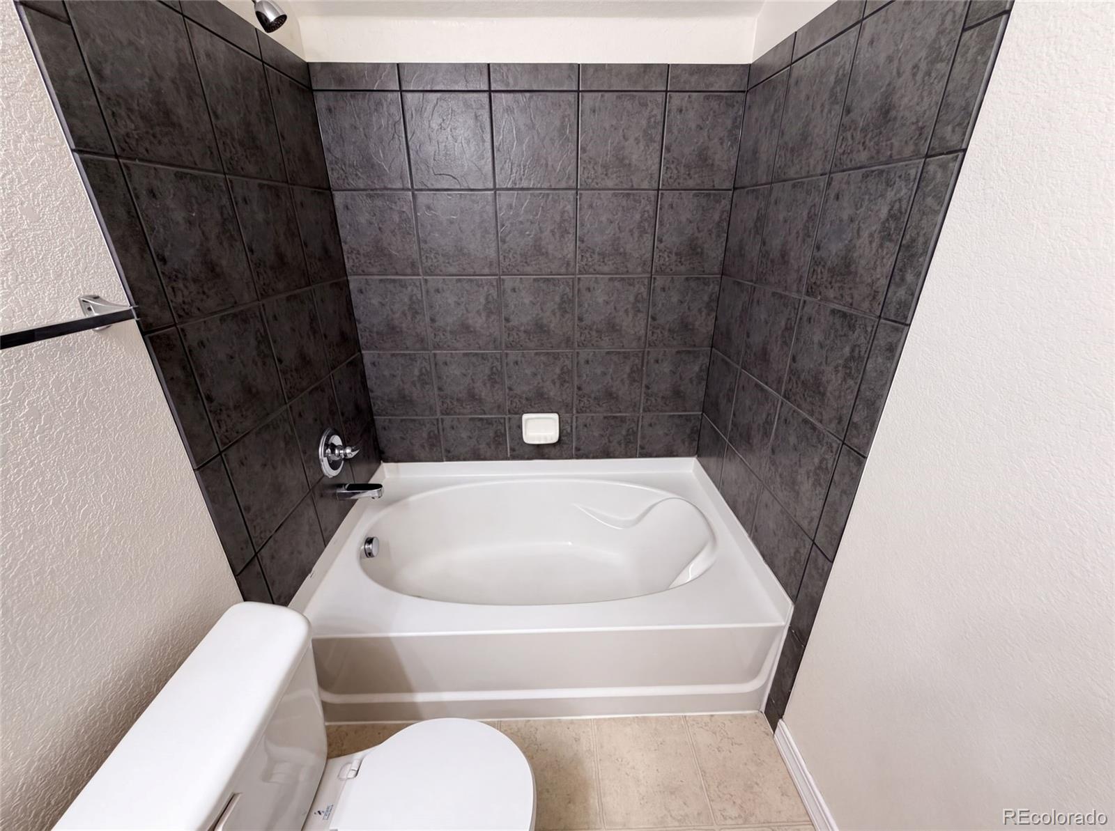 MLS Image #18 for 23560  alamo place b,aurora, Colorado
