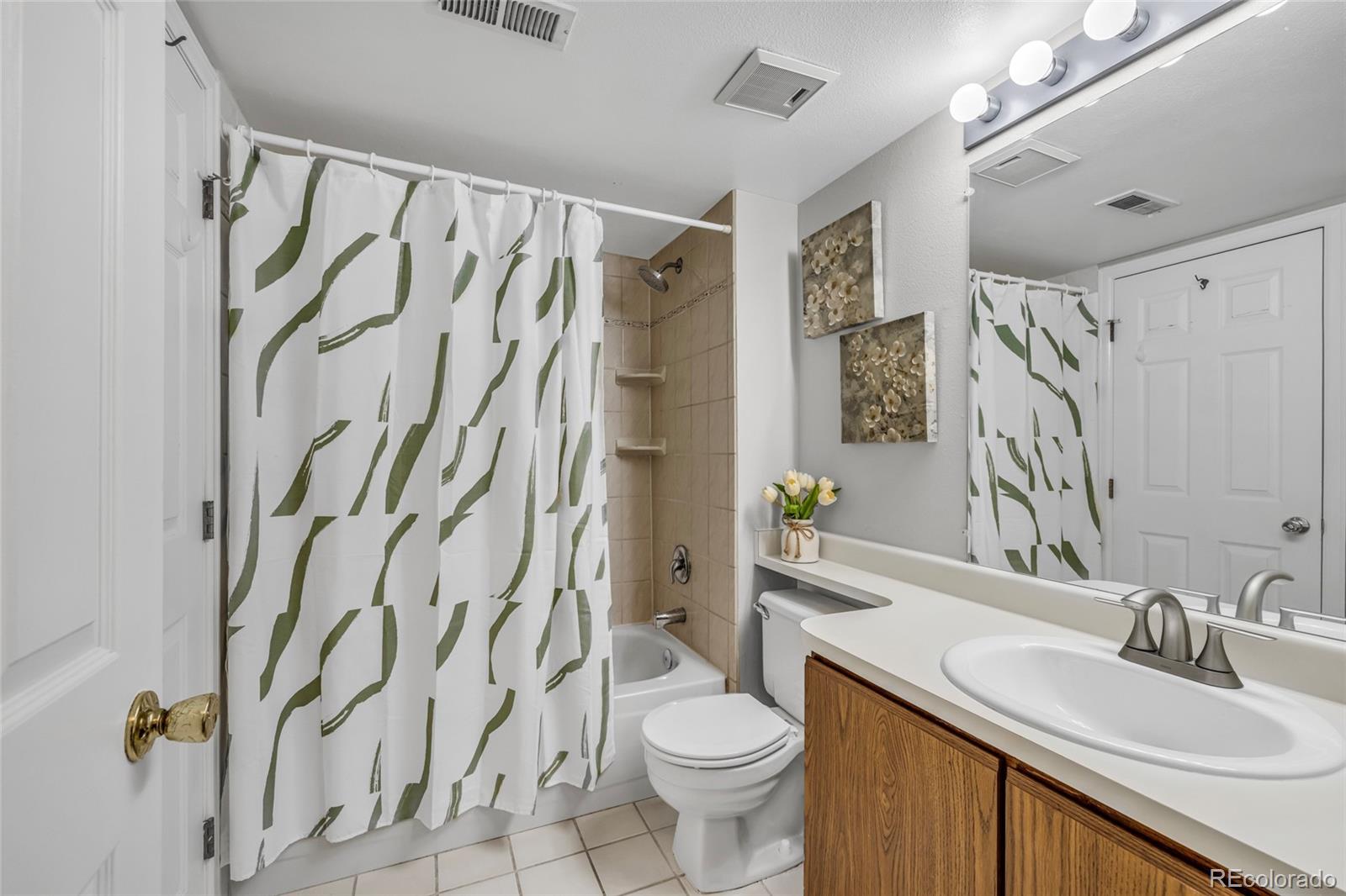 MLS Image #17 for 2575 s syracuse way,denver, Colorado