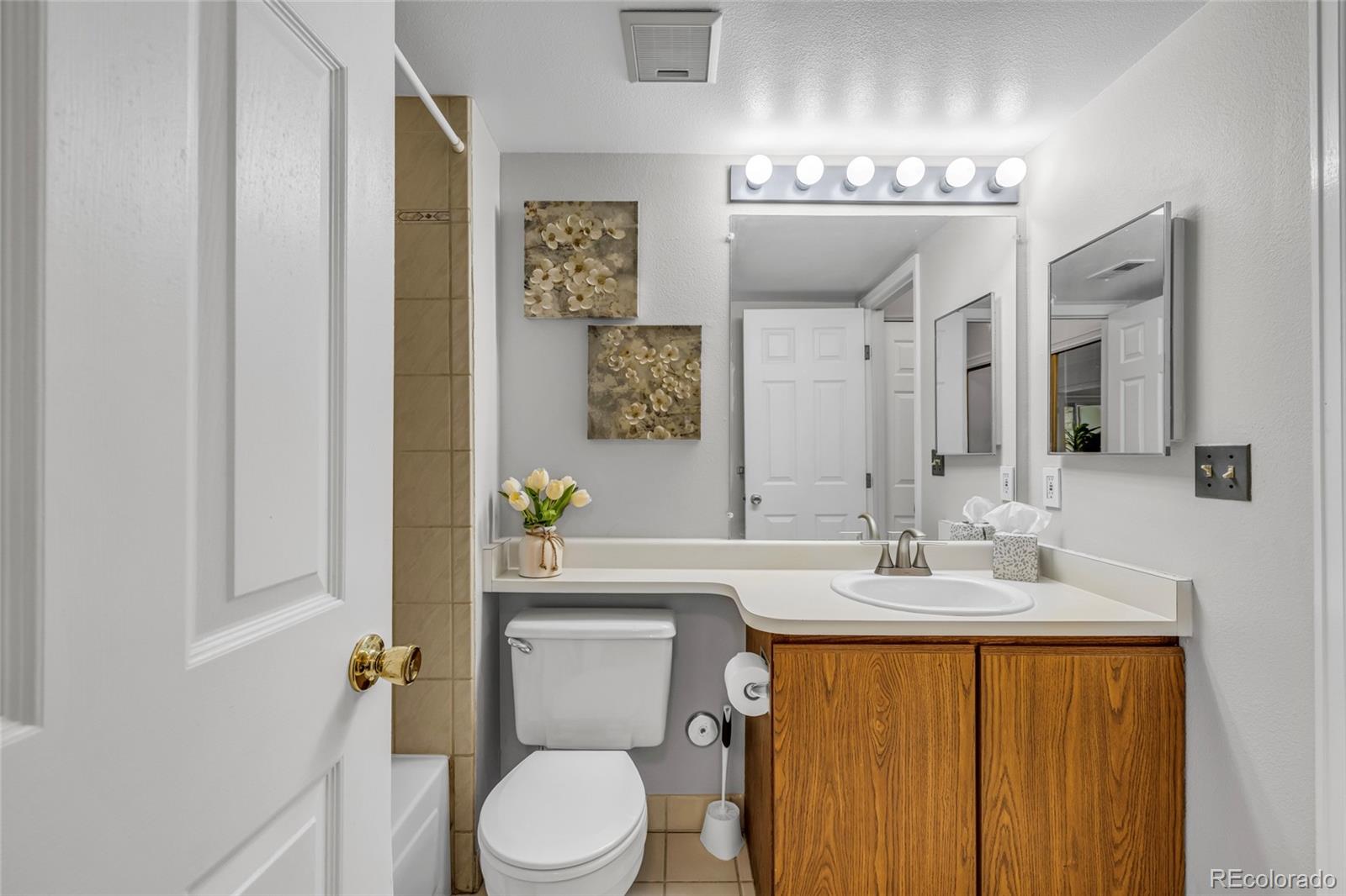 MLS Image #18 for 2575 s syracuse way,denver, Colorado