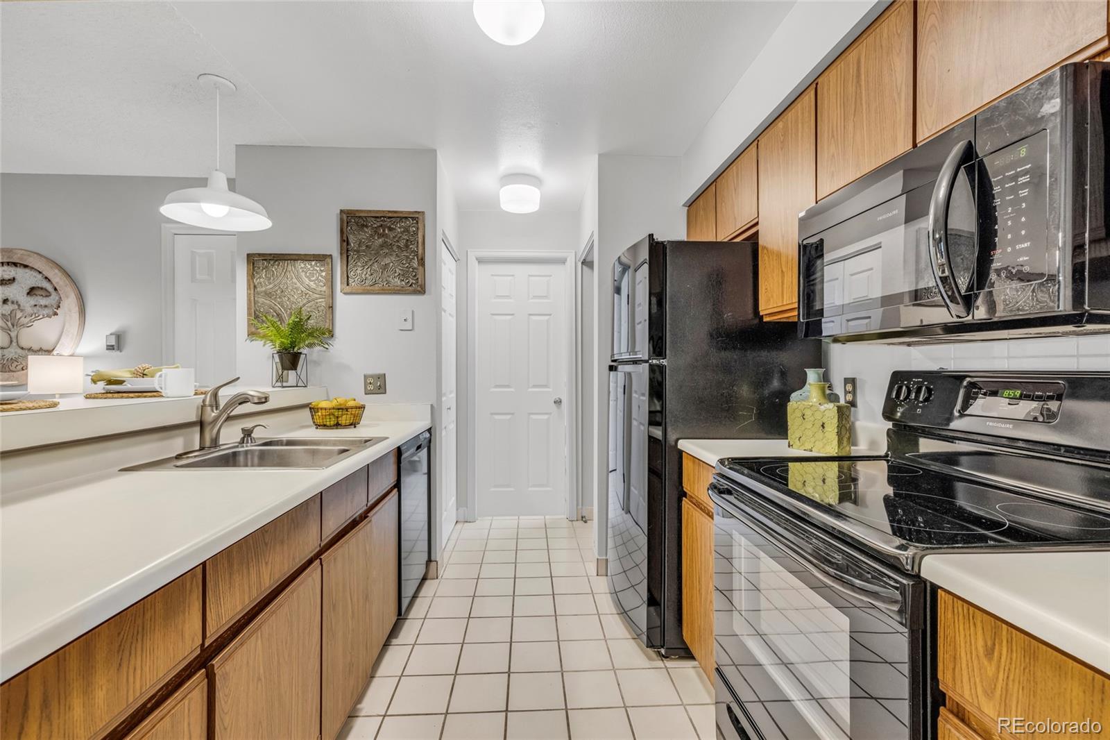MLS Image #8 for 2575 s syracuse way,denver, Colorado