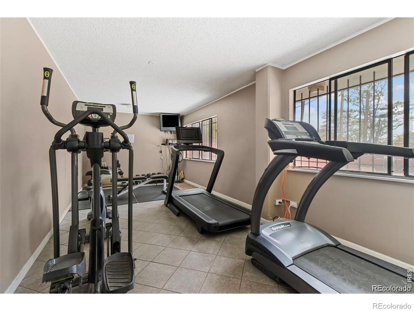 MLS Image #12 for 909 n logan street a,denver, Colorado