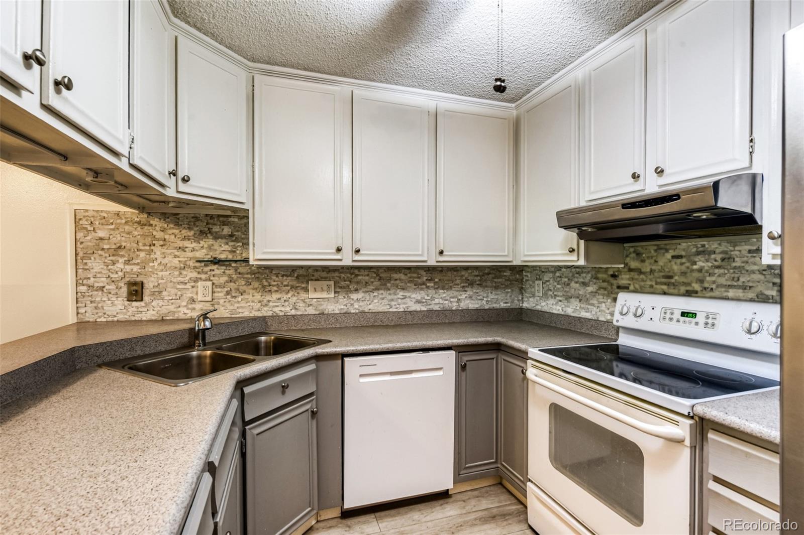 MLS Image #10 for 3465 s poplar street,denver, Colorado