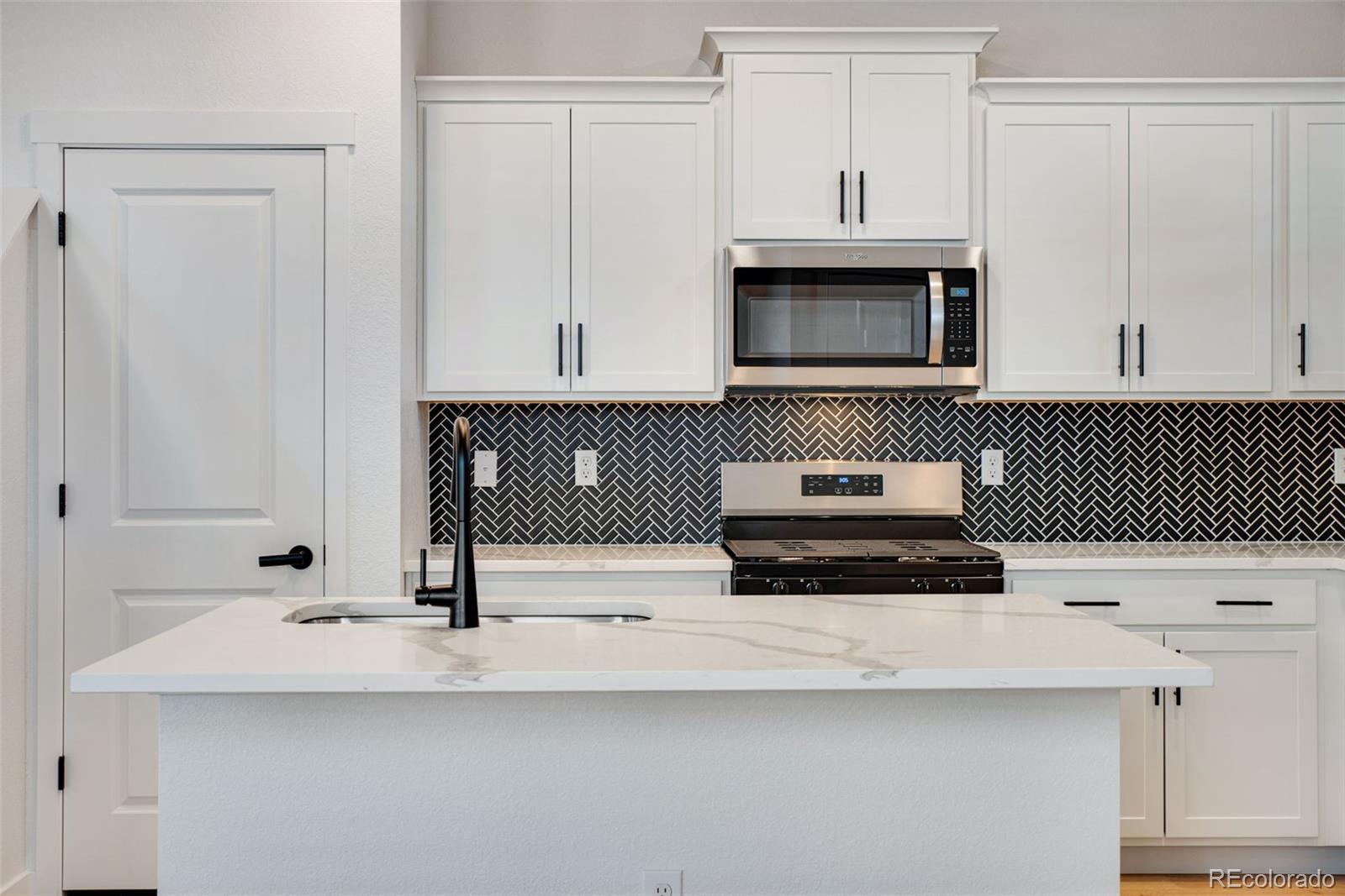 MLS Image #9 for 22614 e 6th place,aurora, Colorado