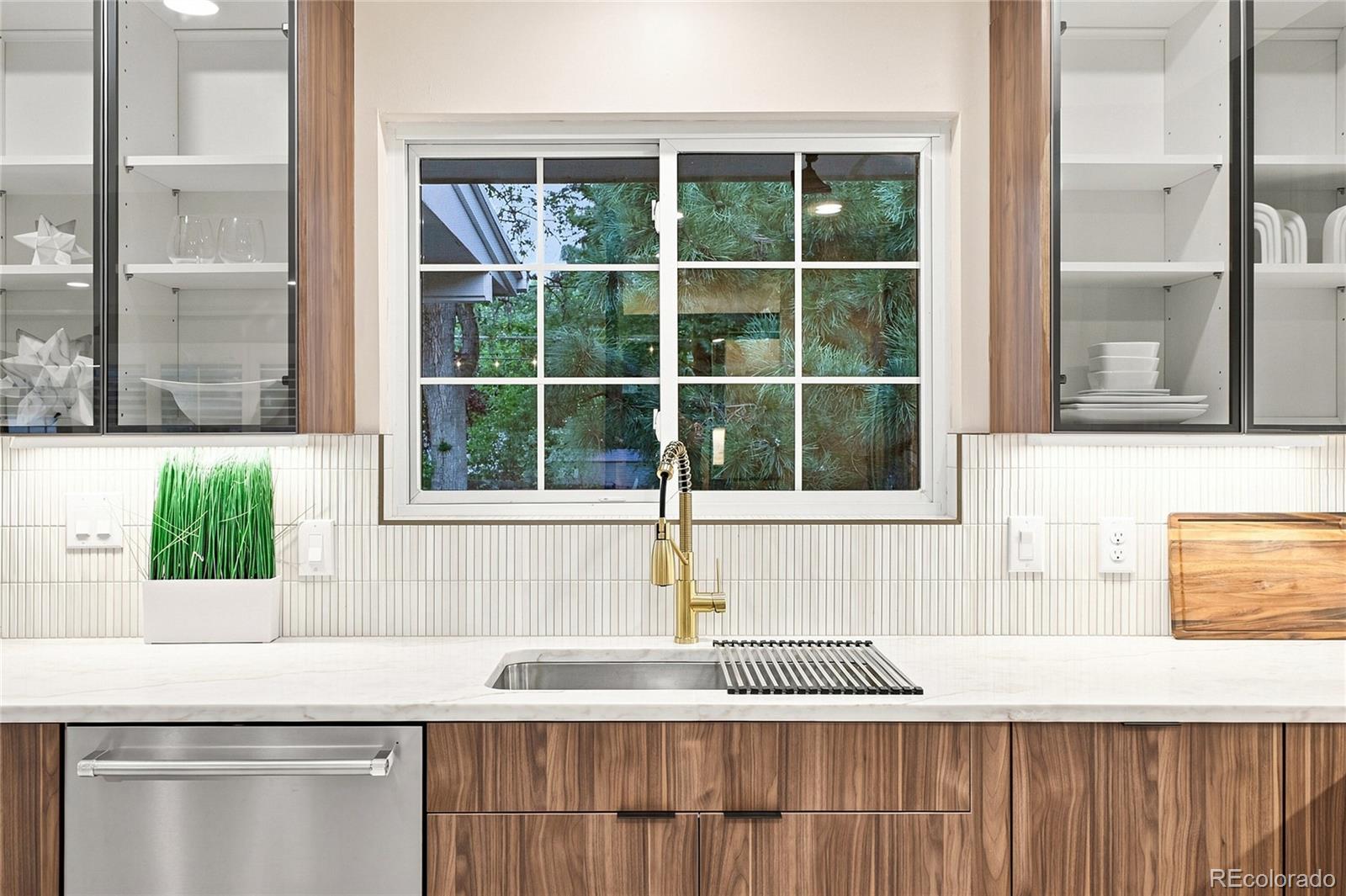 MLS Image #10 for 3851 s hillcrest drive,denver, Colorado