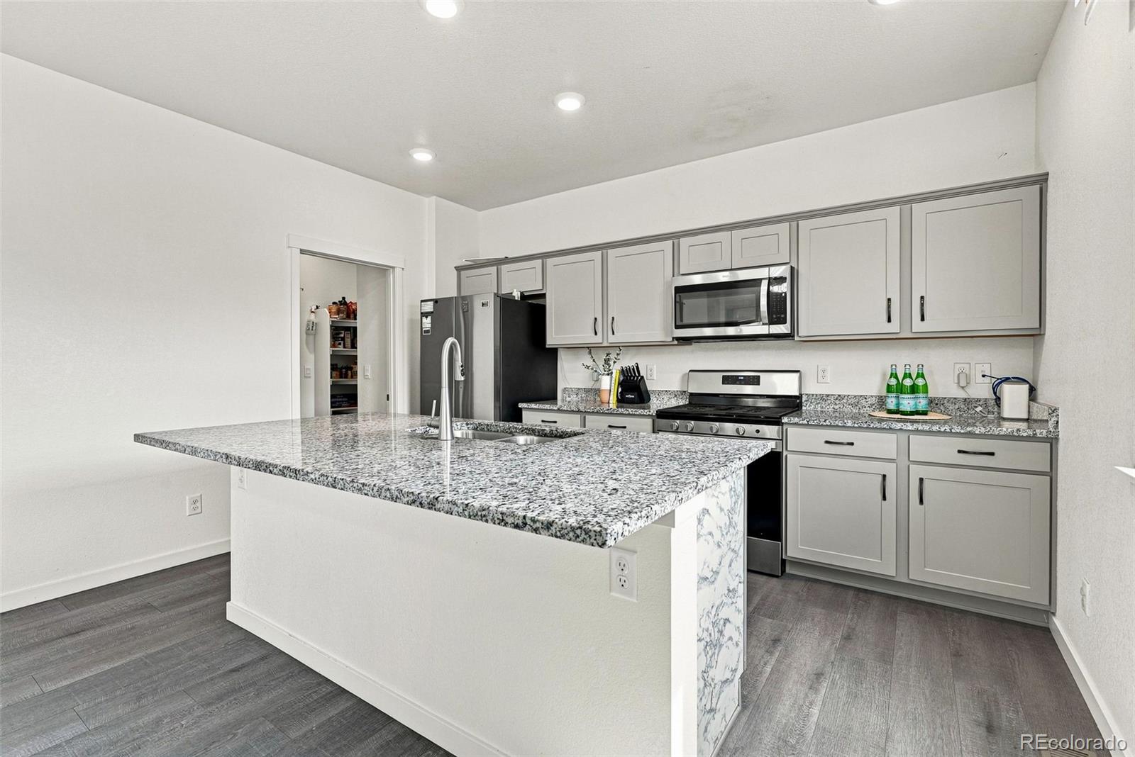MLS Image #10 for 430  thrush place,johnstown, Colorado