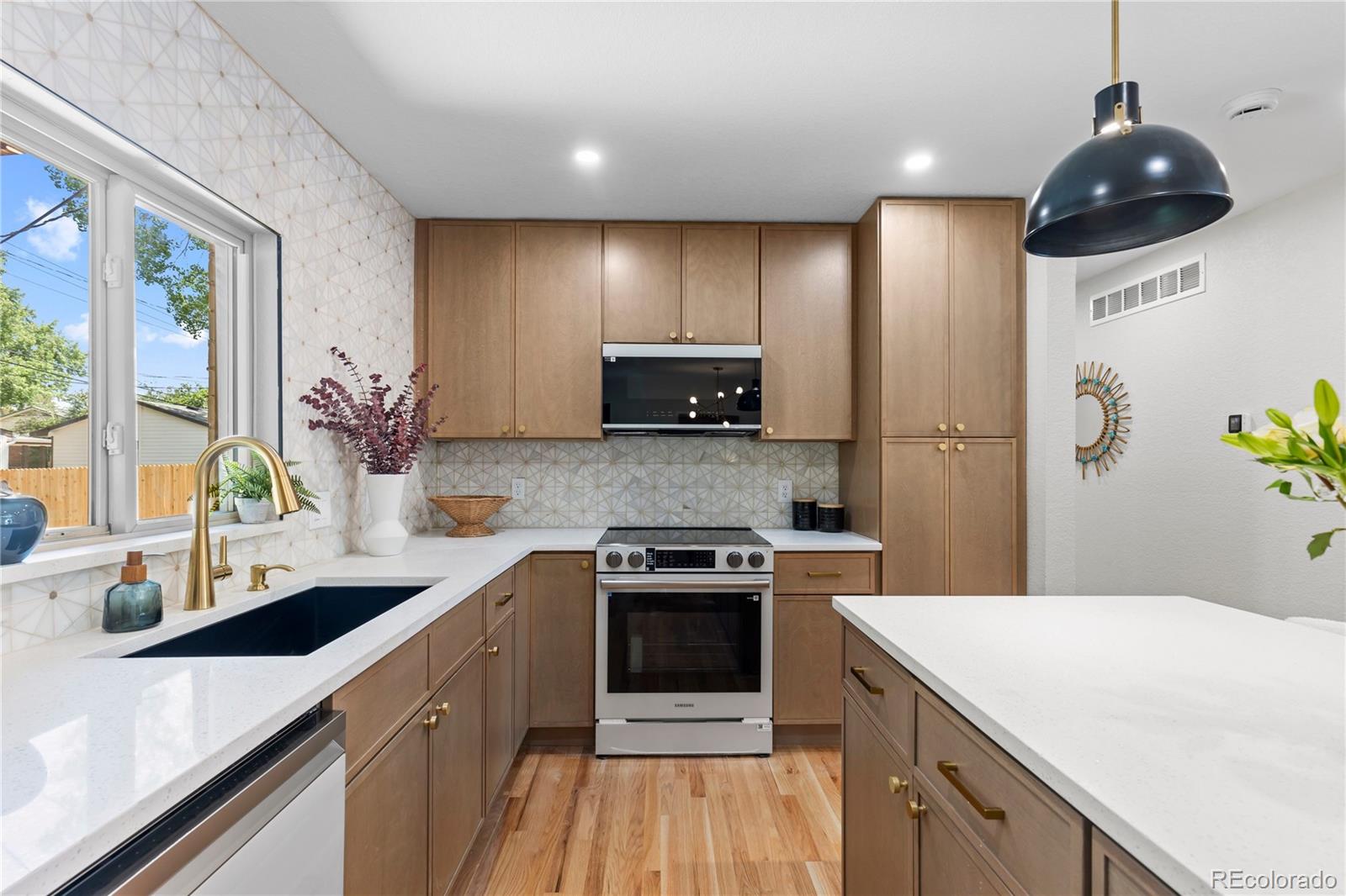 MLS Image #18 for 954 s ivy street,denver, Colorado