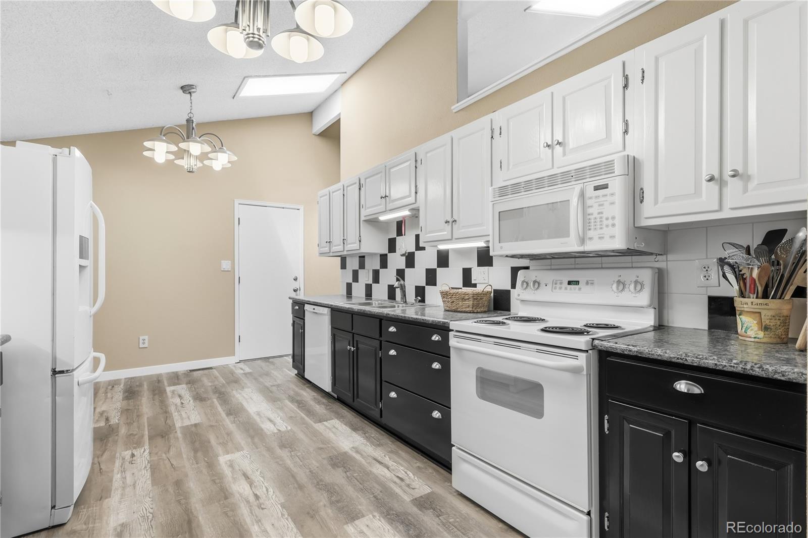 MLS Image #10 for 12054 e maple avenue,aurora, Colorado