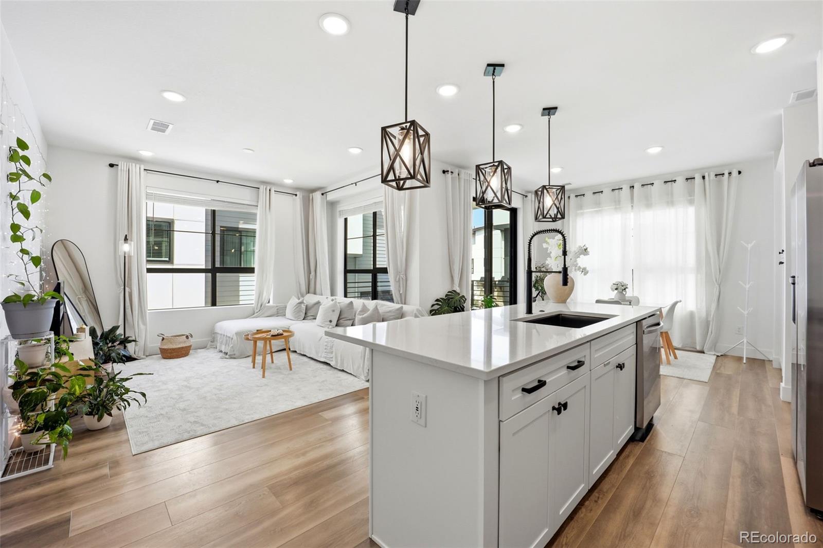 MLS Image #3 for 2004 s holly street 1,denver, Colorado