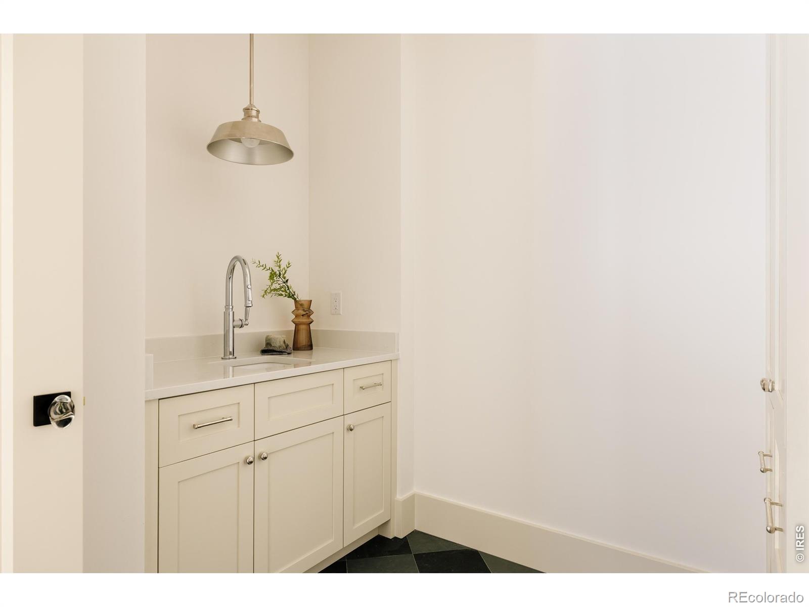 MLS Image #24 for 858 s saint paul street,denver, Colorado