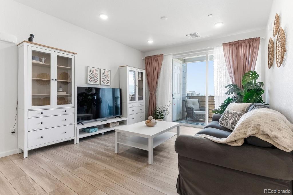 MLS Image #4 for 6153 n ceylon street,denver, Colorado