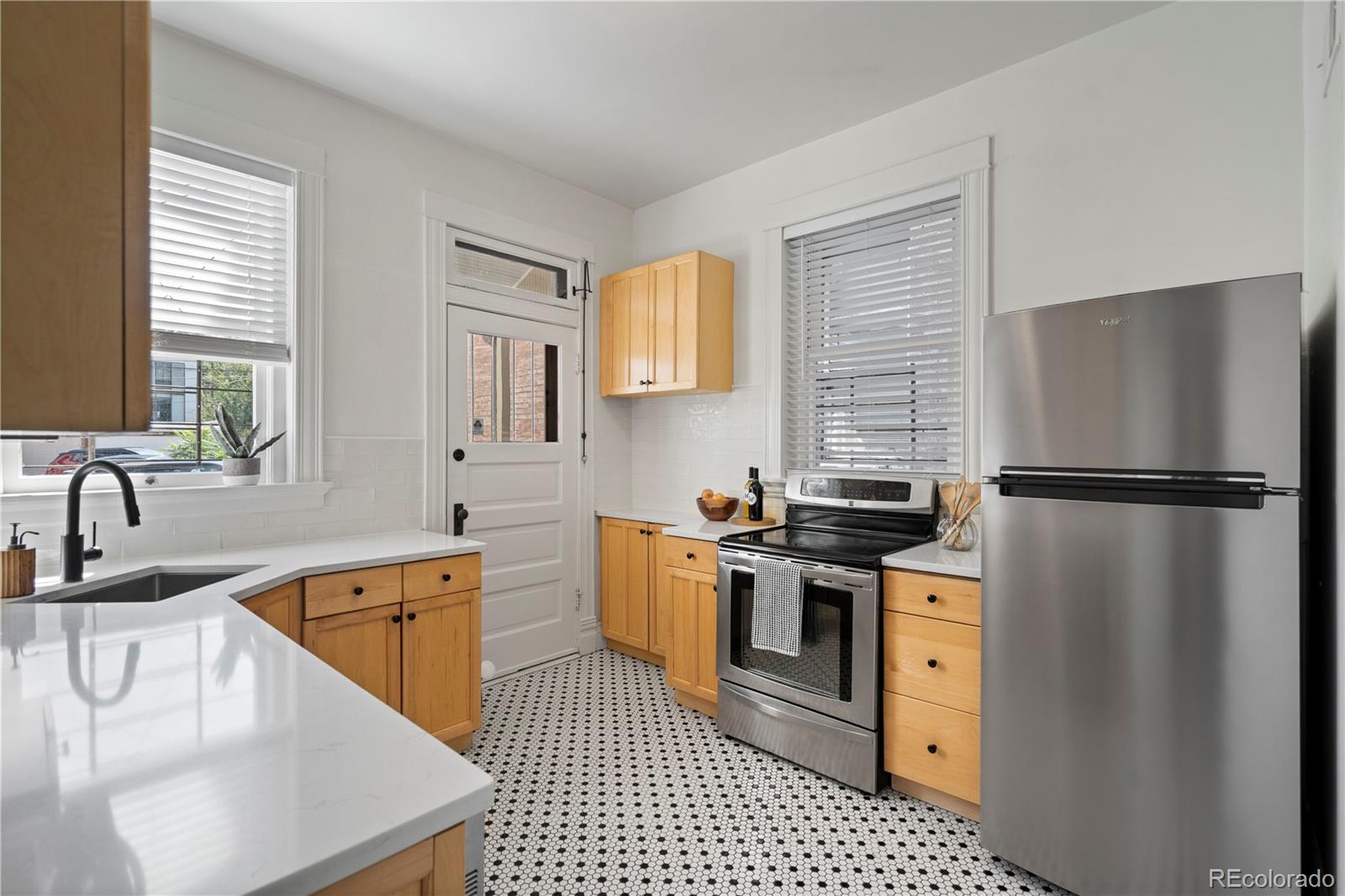 MLS Image #16 for 1576 n emerson street,denver, Colorado