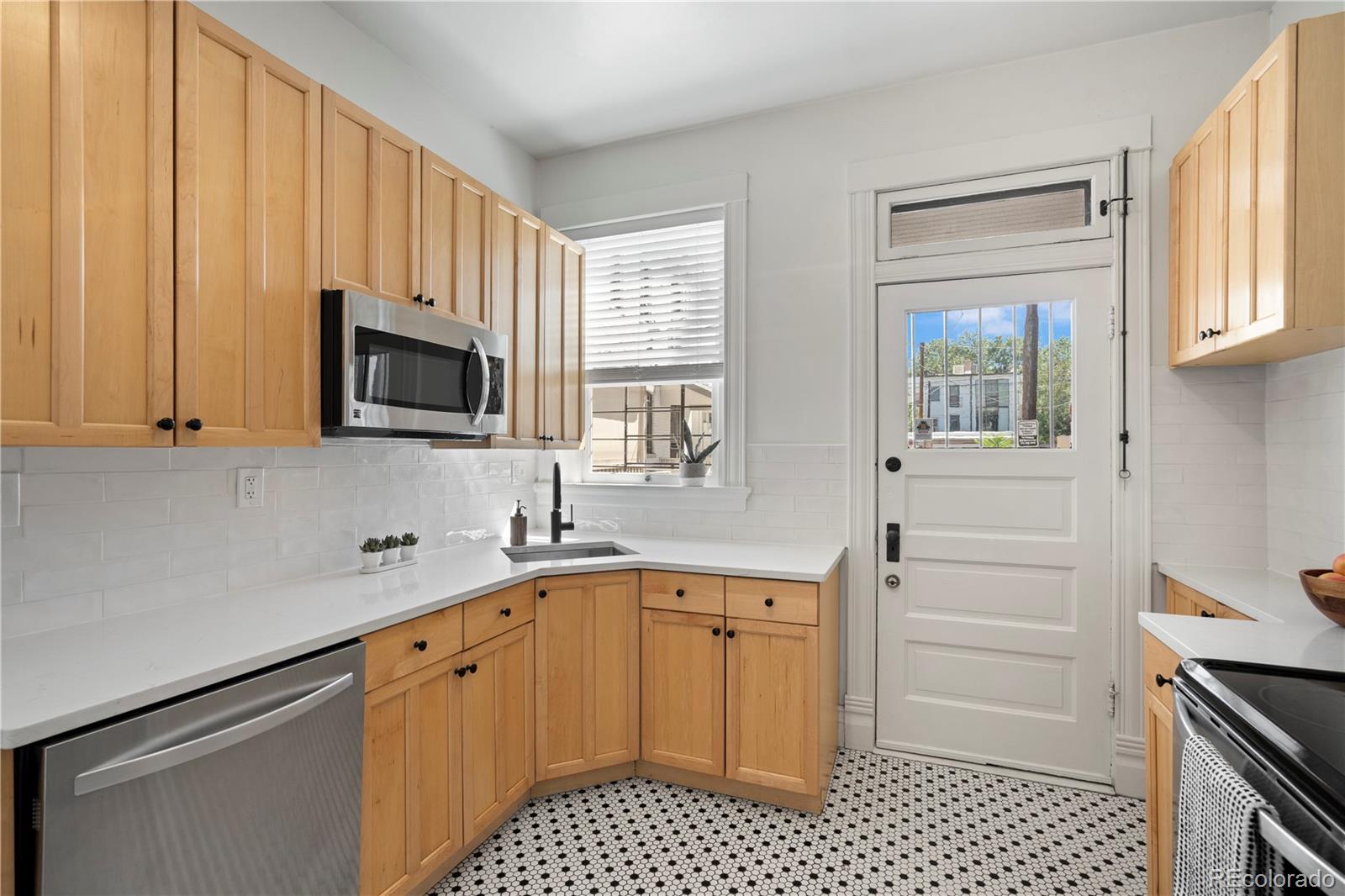 MLS Image #17 for 1576 n emerson street,denver, Colorado
