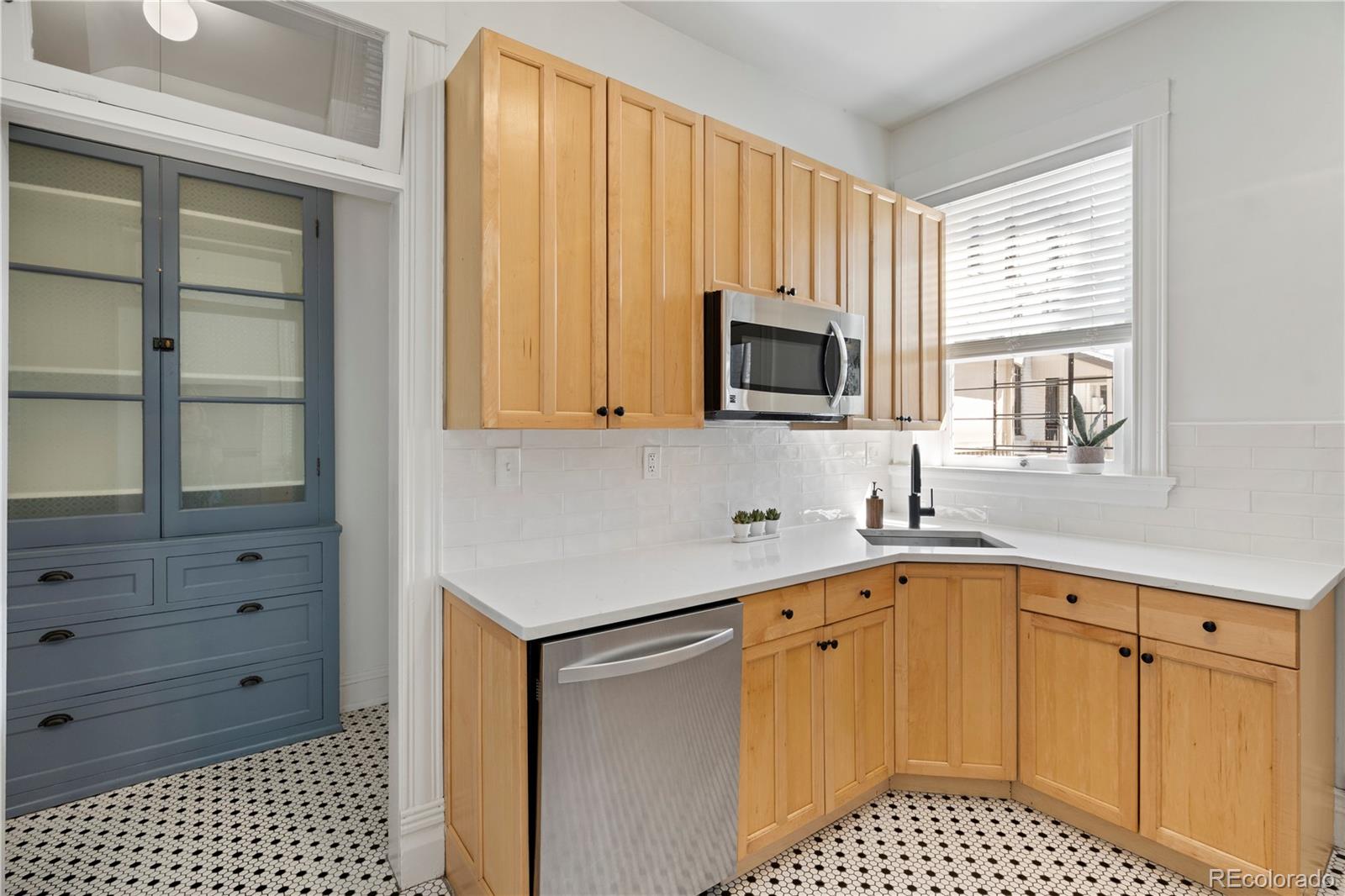 MLS Image #18 for 1576 n emerson street,denver, Colorado