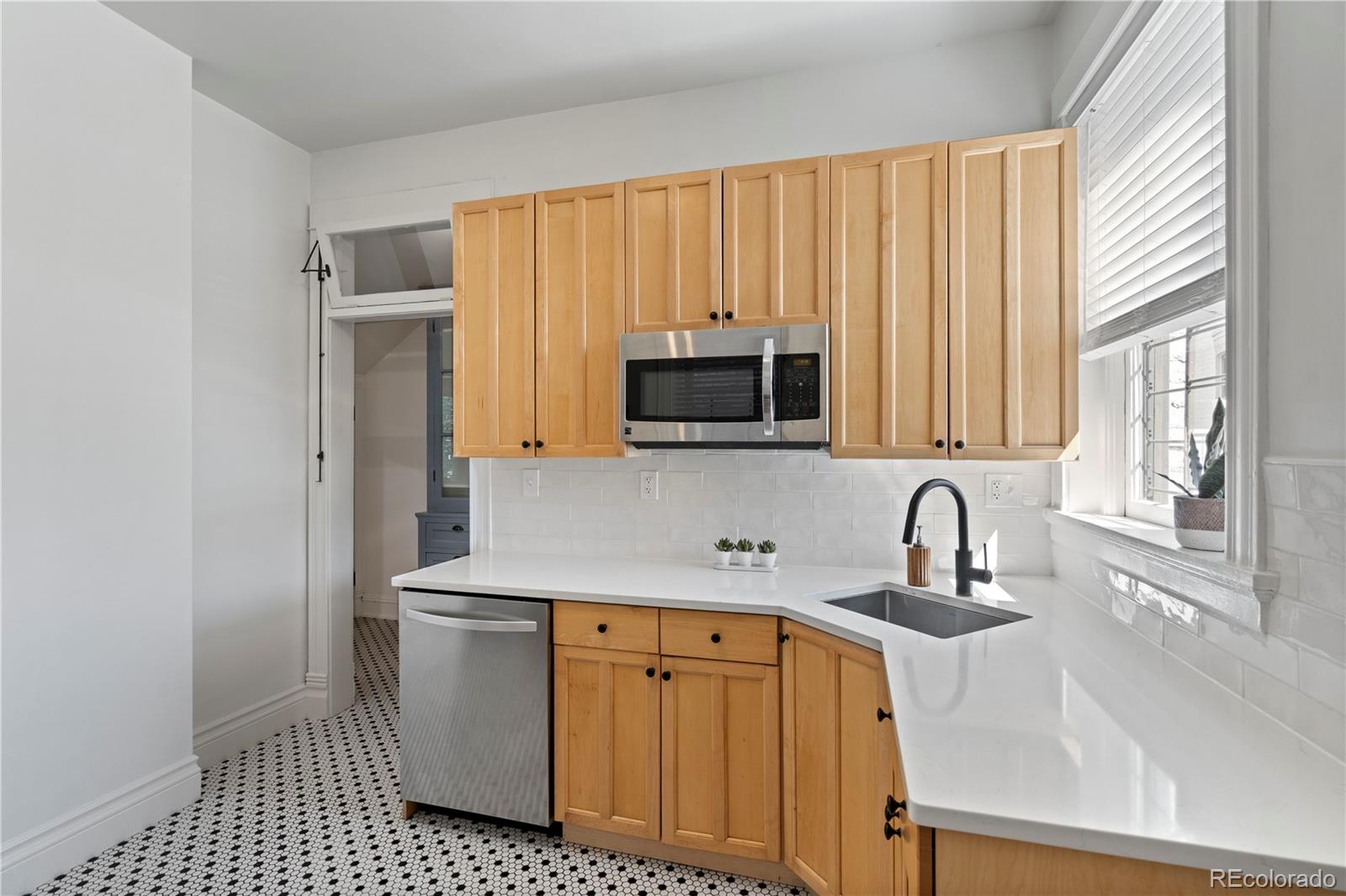 MLS Image #19 for 1576 n emerson street,denver, Colorado