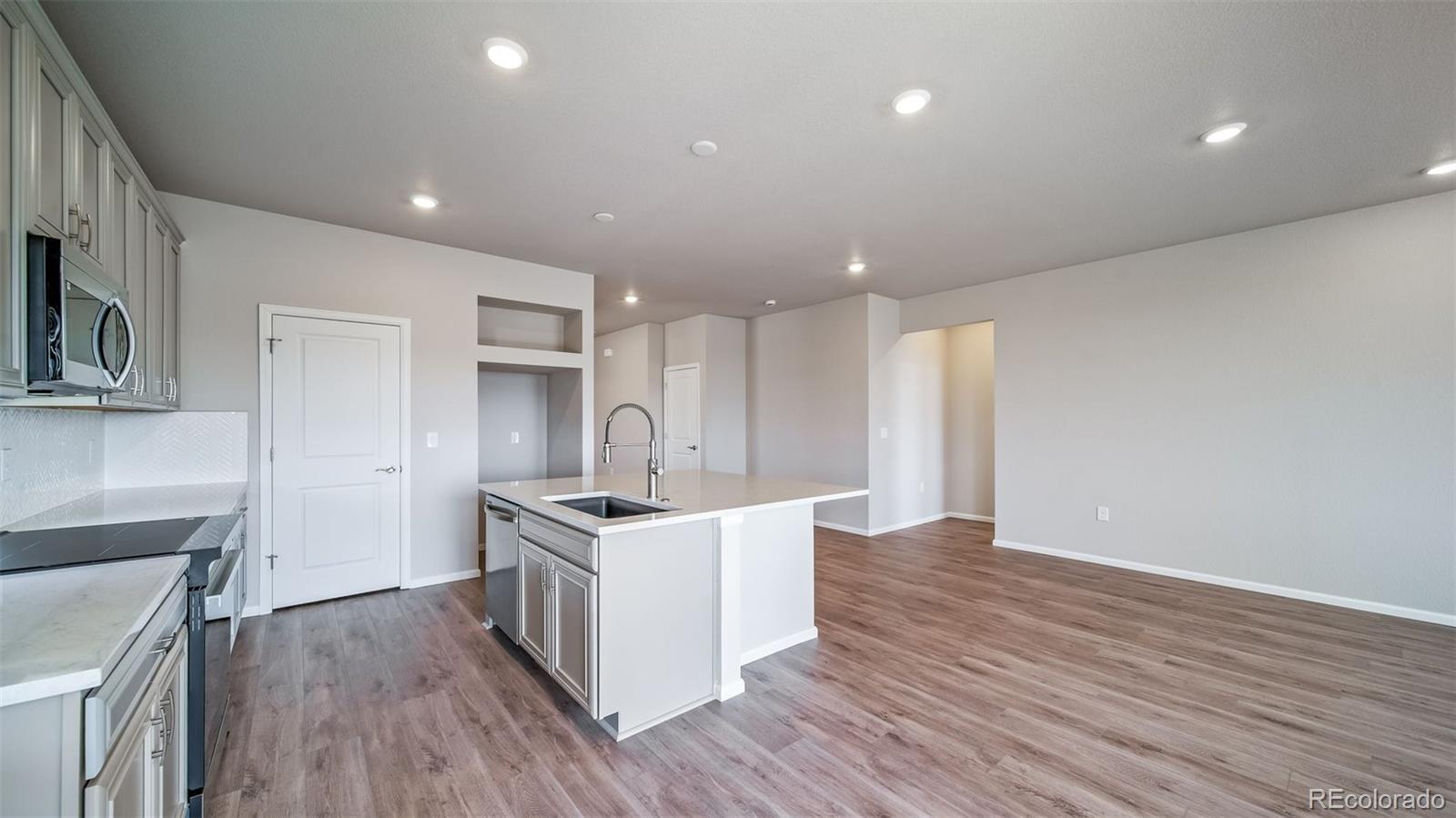 MLS Image #4 for 5004 n tempe street,aurora, Colorado