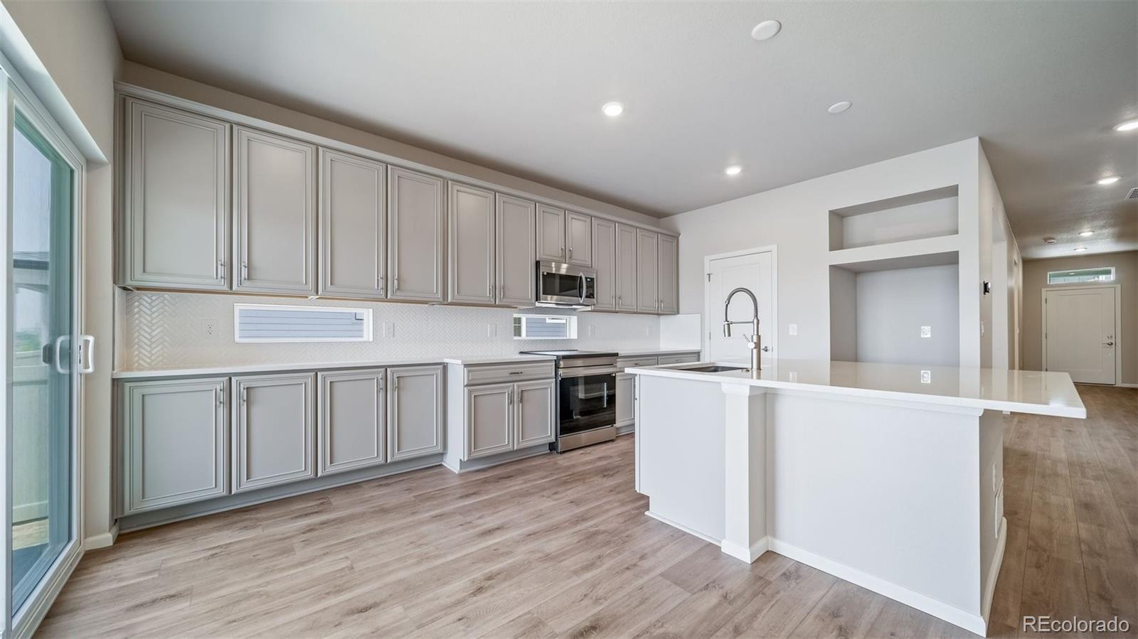 MLS Image #5 for 5004 n tempe street,aurora, Colorado