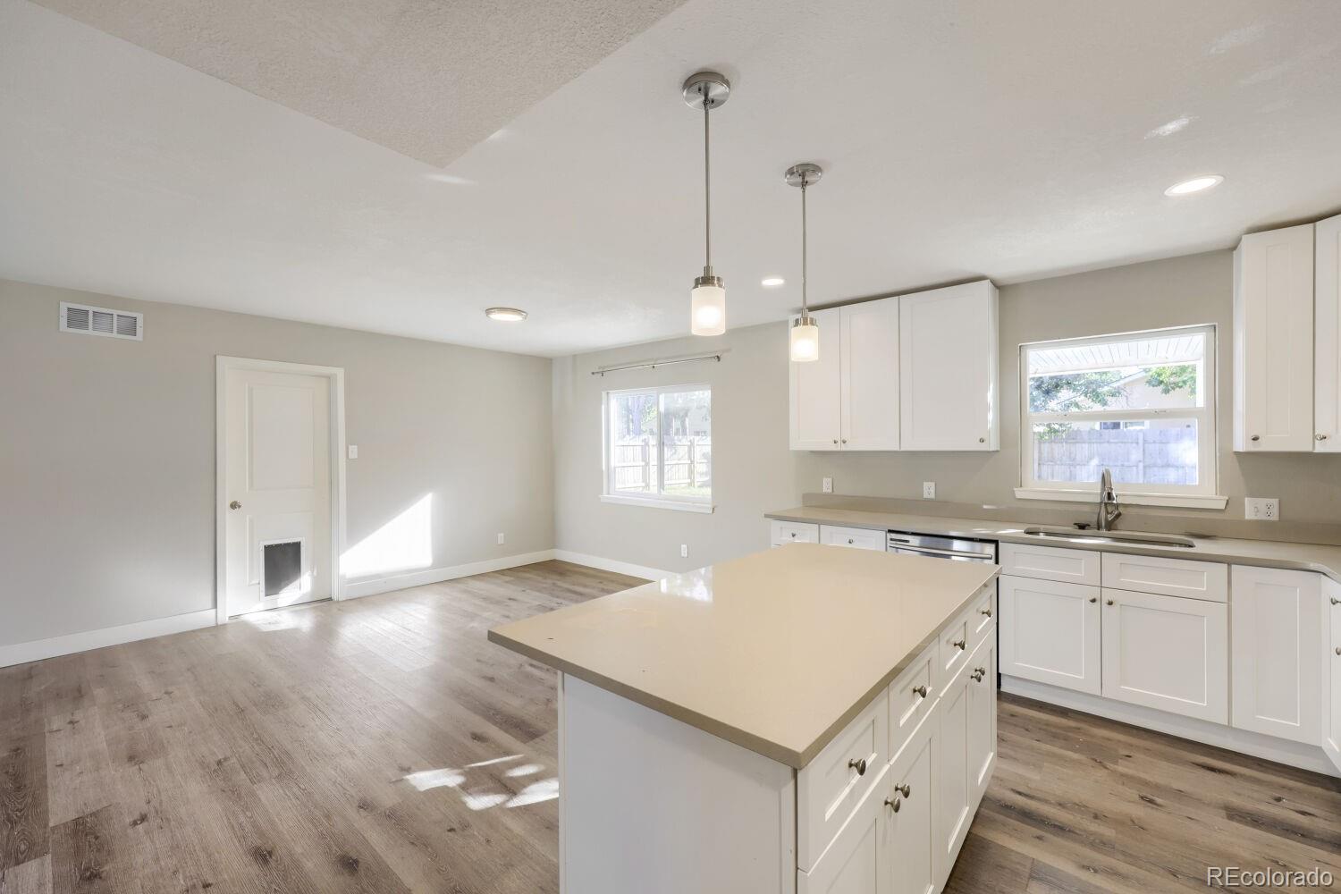 MLS Image #14 for 831  tucson street,aurora, Colorado