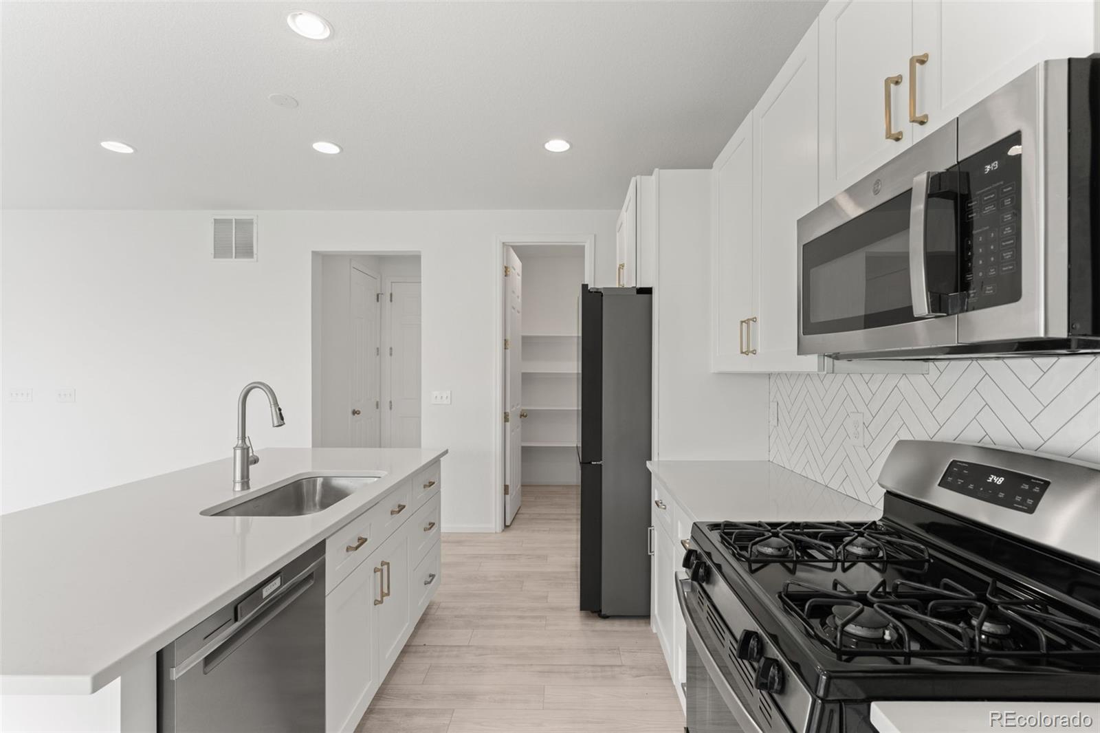 MLS Image #11 for 24281 e 40th avenue,aurora, Colorado