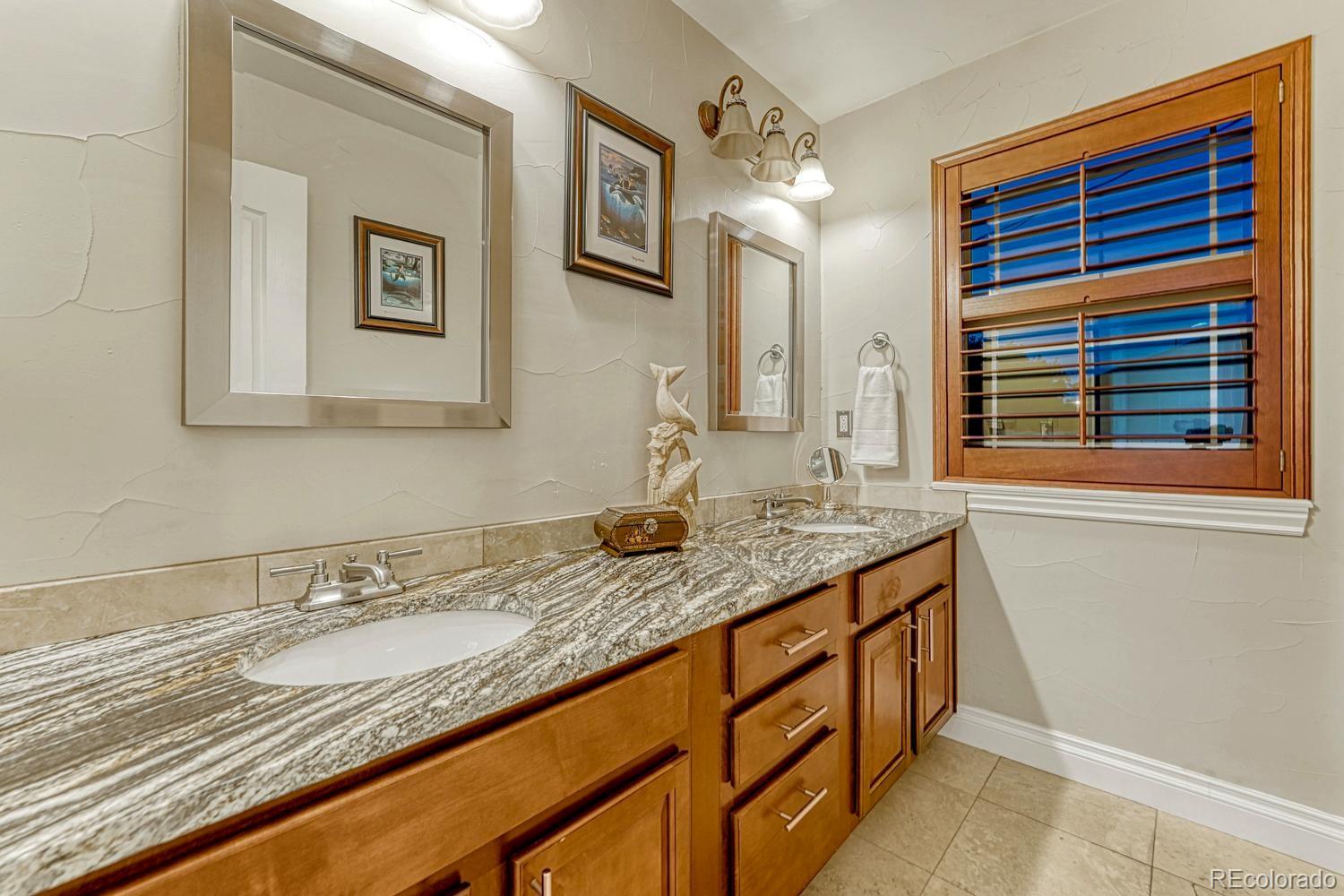 MLS Image #33 for 1023 s locust street,denver, Colorado